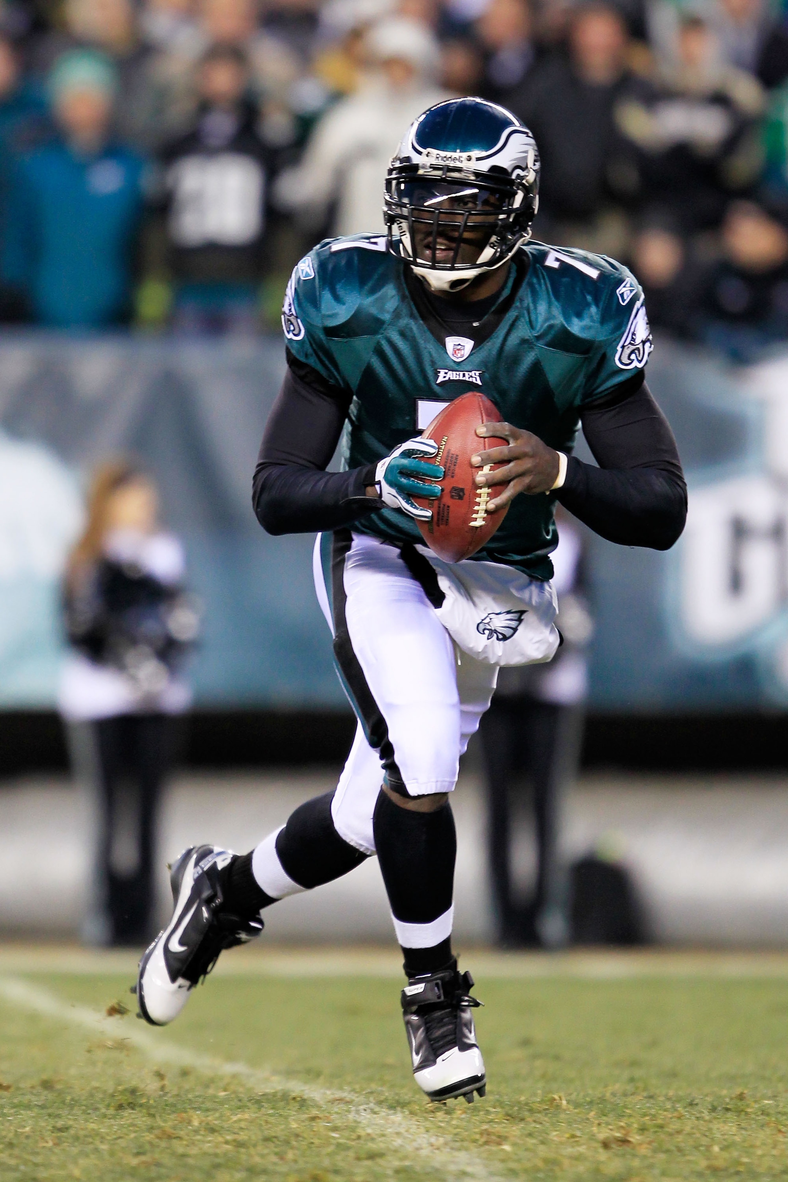 PHILADELPHIA, PA - JANUARY 09: Michael Vick #7 of the Philadelphia Eagles drops back against the Green Bay Packers during the 2011 NFC wild card playoff game at Lincoln Financial Field on January 9, 2011 in Philadelphia, Pennsylvania. (Photo by Chris Tr PHILADELPHIA, PA - JANUARY 09: Michael Vick #7 of the Philadelphia Eagles drops back against the Green Bay Packers during the 2011 NFC wild card playoff game at Lincoln Financial Field on January 9, 2011 in Philadelphia, Pennsylvania. (Photo by Chris Tr