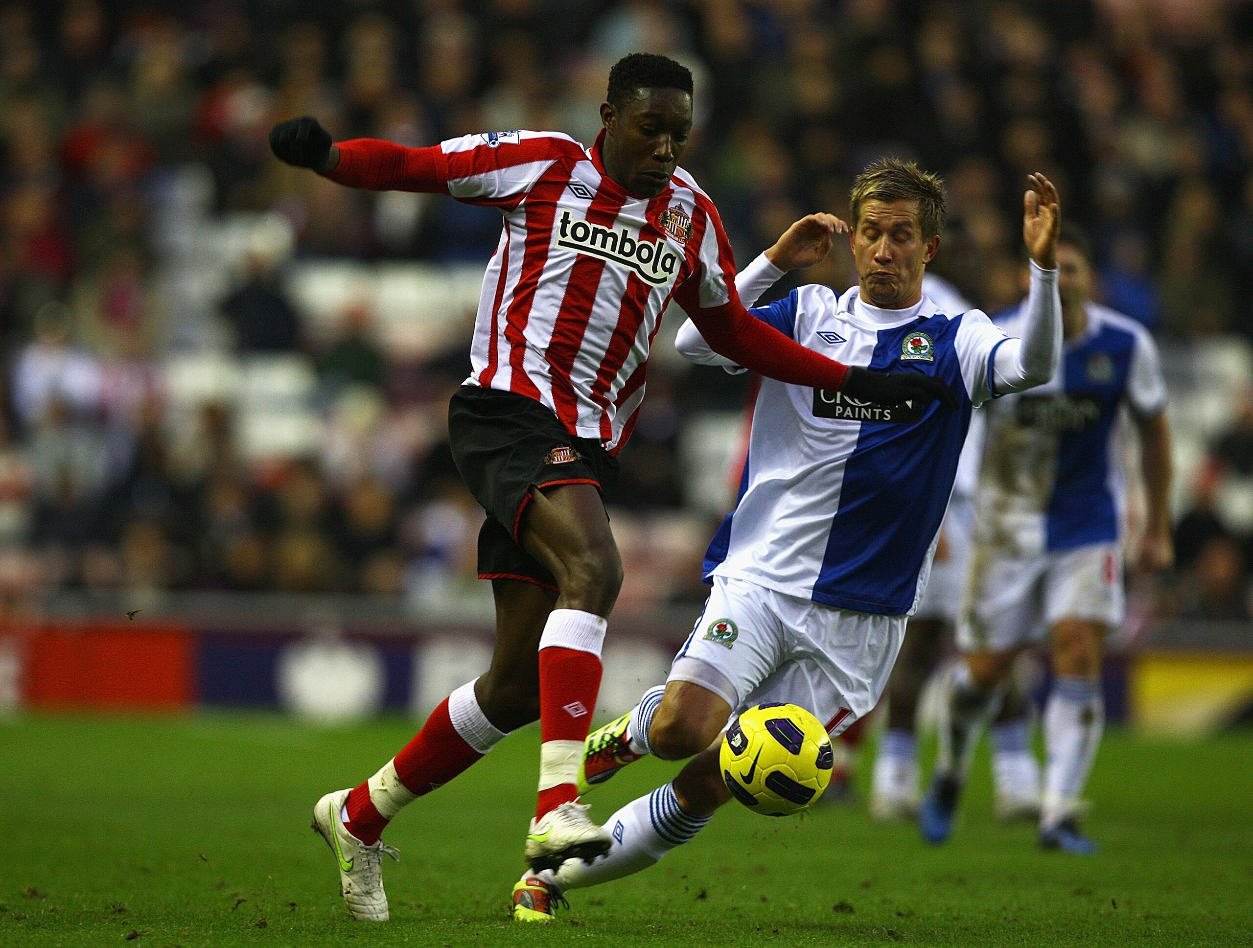SUNDERLAND, ENGLAND - JANUARY 01:  Danny Wellbeck of Sunderland and Morten Gamst Pedersen of Blackburn challenge for the ball  during the Barclays Premier League match between Sunderland and Blackburn Rovers at the Stadium of Light on January 1, 2011 in S