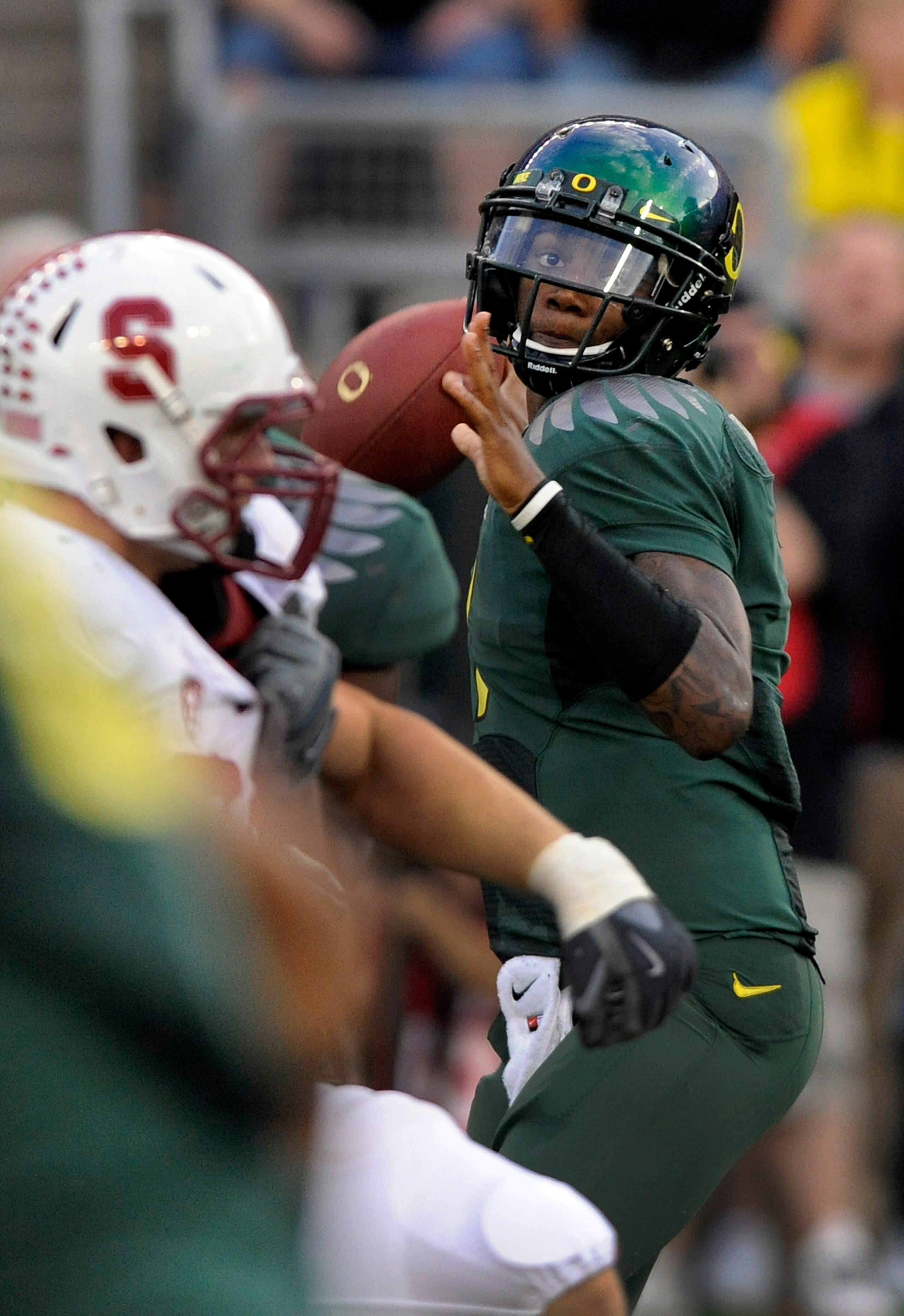 EUGENE, OR - OCTOBER 2: Quarterback Darron Thomas #1 of the Oregon Ducks sets to throw the ball in the first quarter of the game against the Stanford Cardinal at Autzen Stadium on October 2, 2010 in Eugene, Oregon. (Photo by Steve Dykes/Getty Images) EUGENE, OR - OCTOBER 2: Quarterback Darron Thomas #1 of the Oregon Ducks sets to throw the ball in the first quarter of the game against the Stanford Cardinal at Autzen Stadium on October 2, 2010 in Eugene, Oregon. (Photo by Steve Dykes/Getty Images)