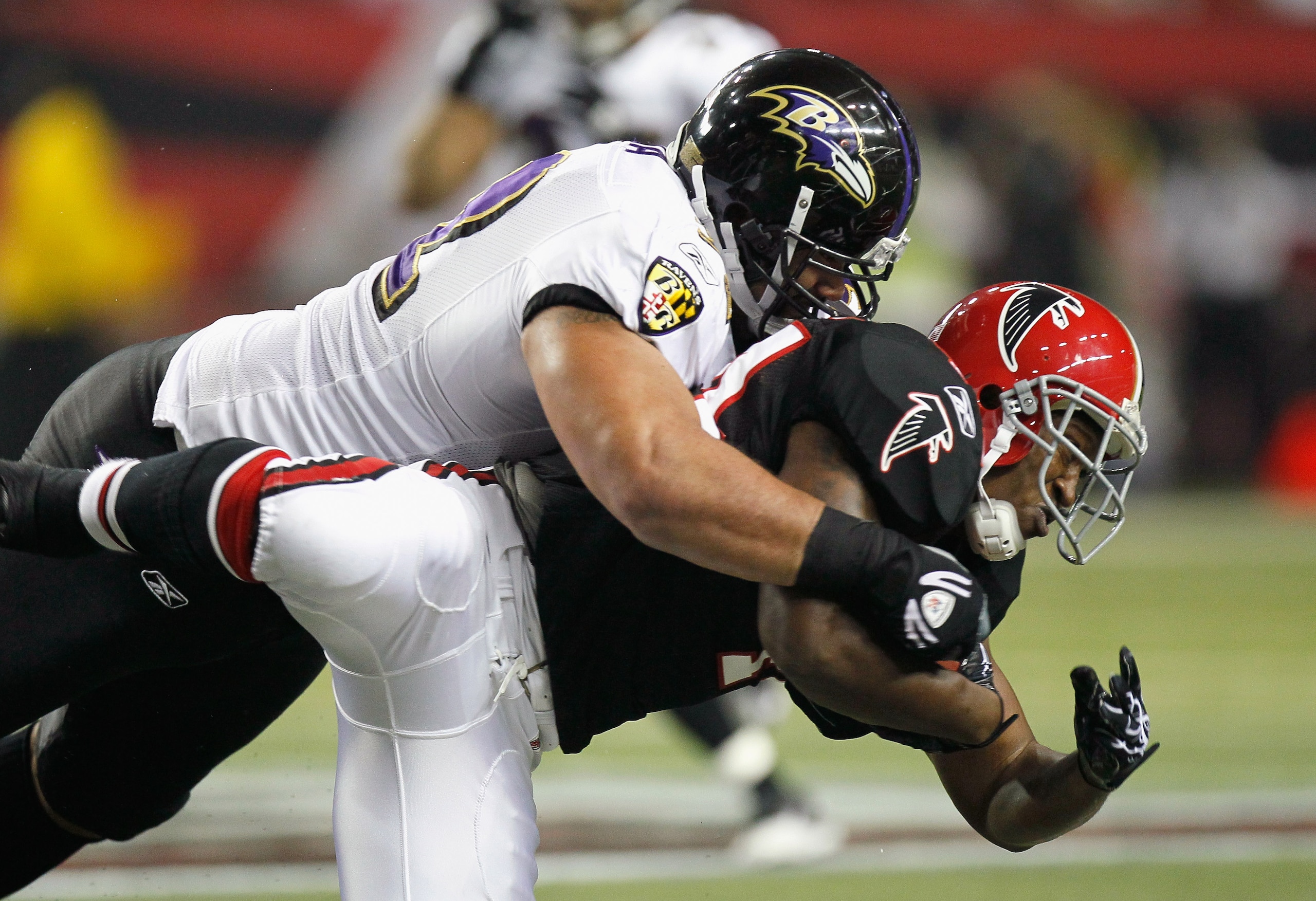 ATLANTA - NOVEMBER 11:  Jason Snelling #44 of the Atlanta Falcons against Haloti Ngata #92 of the Baltimore Ravens at Georgia Dome on November 11, 2010 in Atlanta, Georgia.  (Photo by Kevin C. Cox/Getty Images)