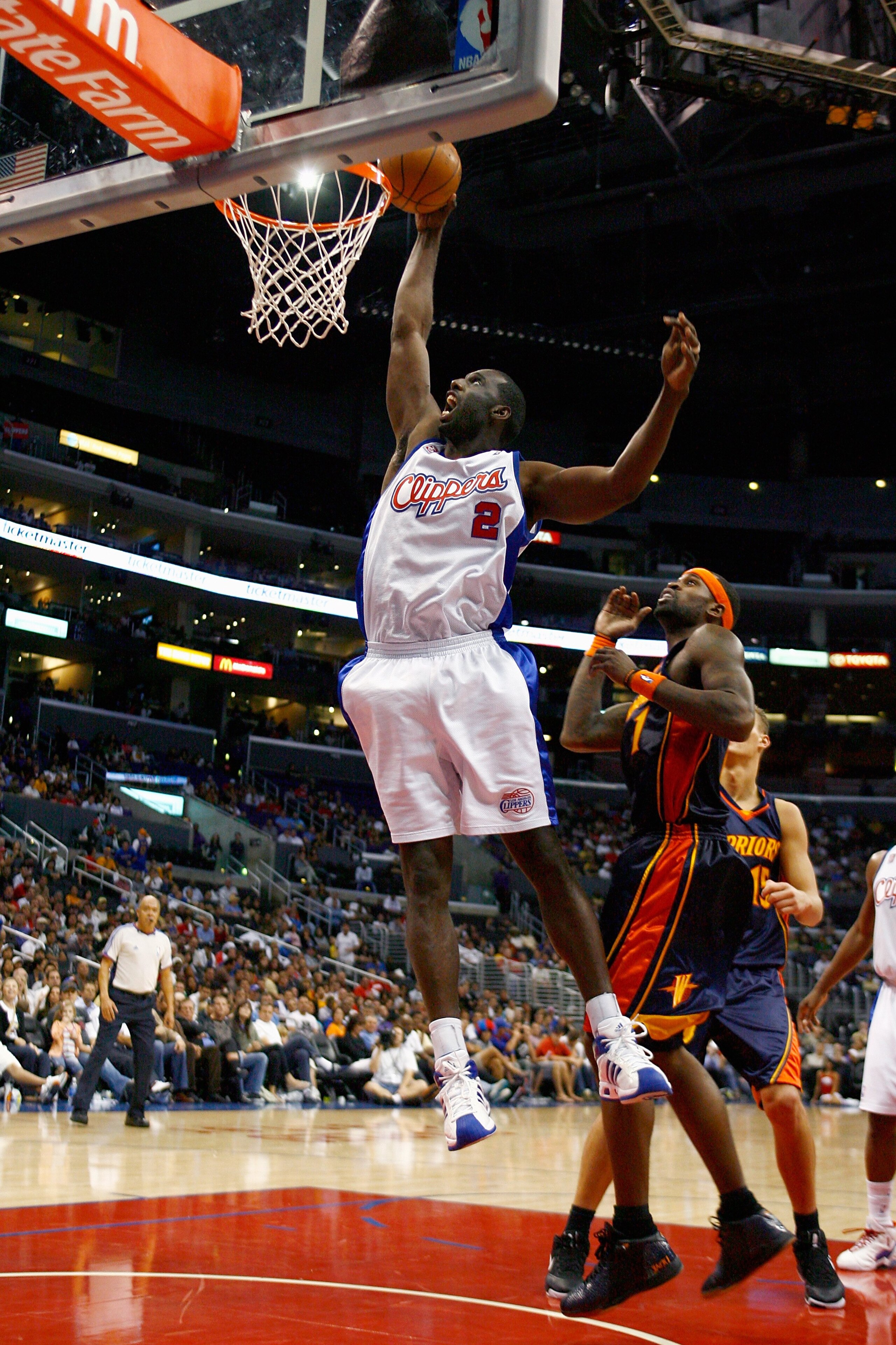 LOS ANGELES - NOVEMBER 15:  Tim Thomas #2 of the Los Angeles Clippers goes to the basket past Stephen Jackson #1 of the Golden State Warriors during the game on November 15, 2008 at Staples Center in Los Angeles, California. The Warriors won 121-103. NOTE