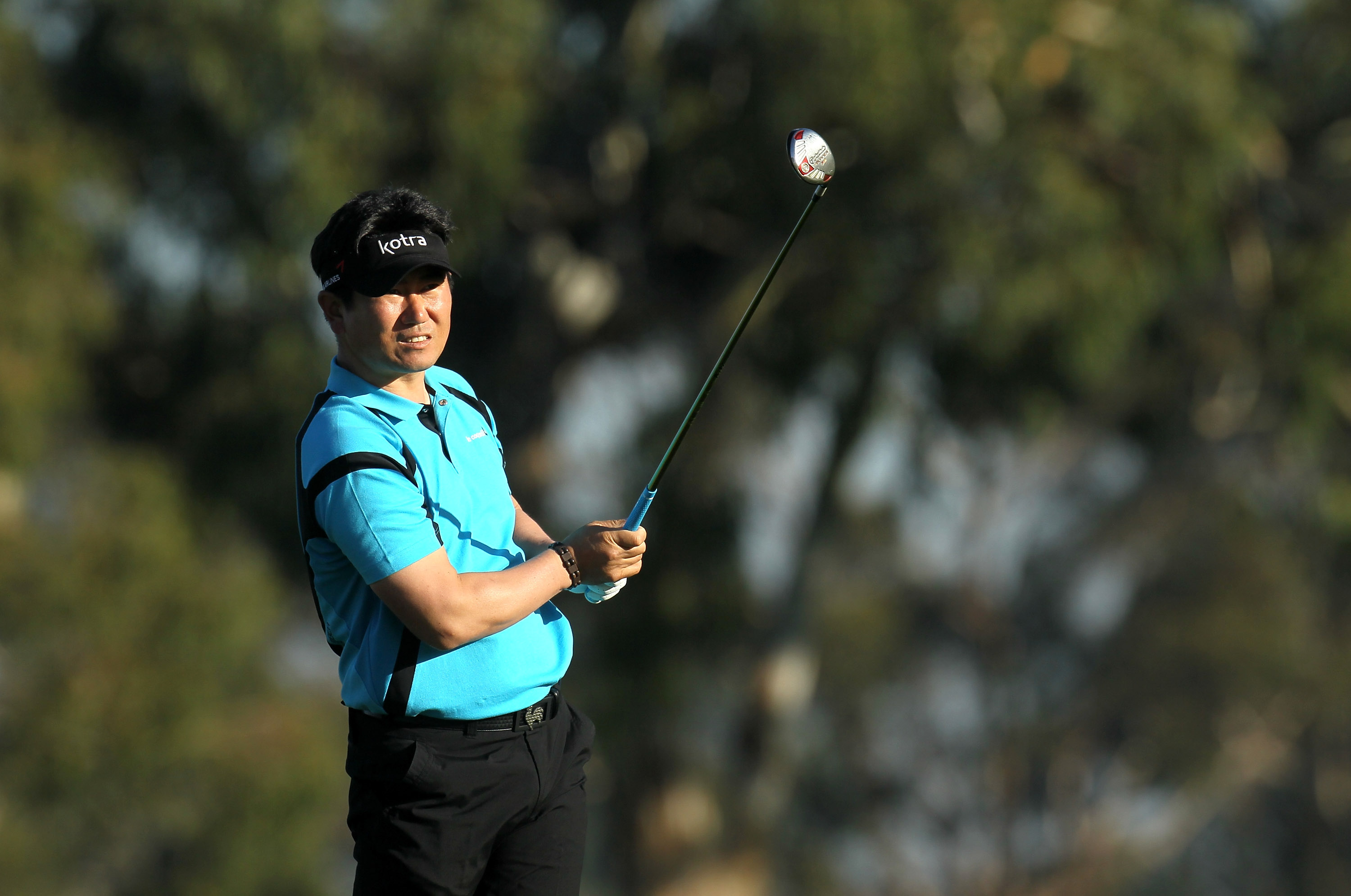 LA JOLLA, CA - JANUARY 29:  Y.E. Yang of South  Korea hits his tee shot on the second hole during round three of the Farmers Insurance Open at Torrey Pines South Course on January 29, 2011 in La Jolla, California.  (Photo by Stephen Dunn/Getty Images)