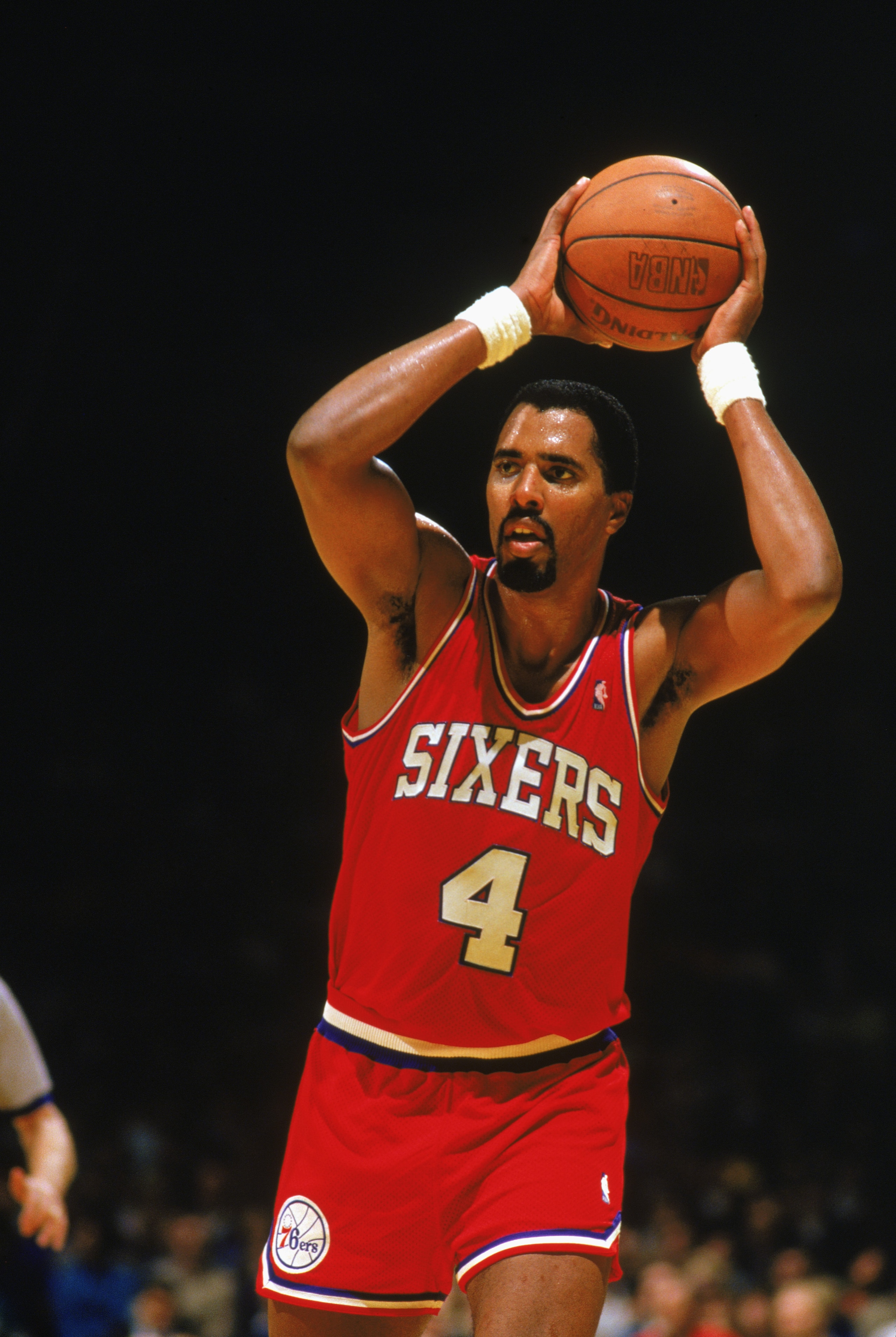 1987:  Cliff Robinson #4 of the Philadelphia 76ers holds the ball during the 1987-1988 NBA season.  (Photo by Jonathan Daniel/Getty Images)