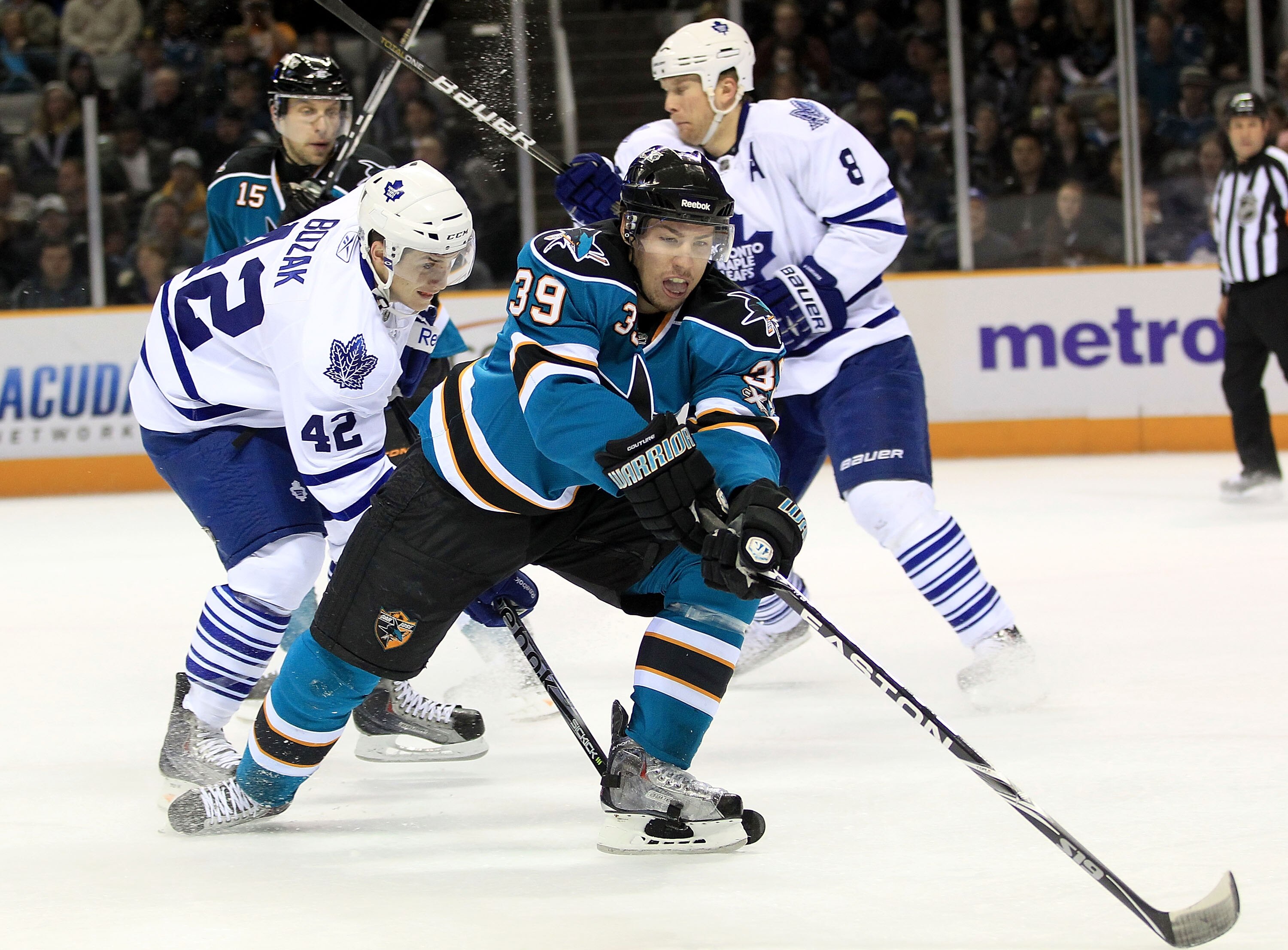 SAN JOSE, CA - JANUARY 11:  Tyler Bozak #42 of the Toronto Maple Leafs and Logan Couture #39 of the San Jose Sharks go for the puck at HP Pavilion on January 11, 2011 in San Jose, California.  (Photo by Ezra Shaw/Getty Images)