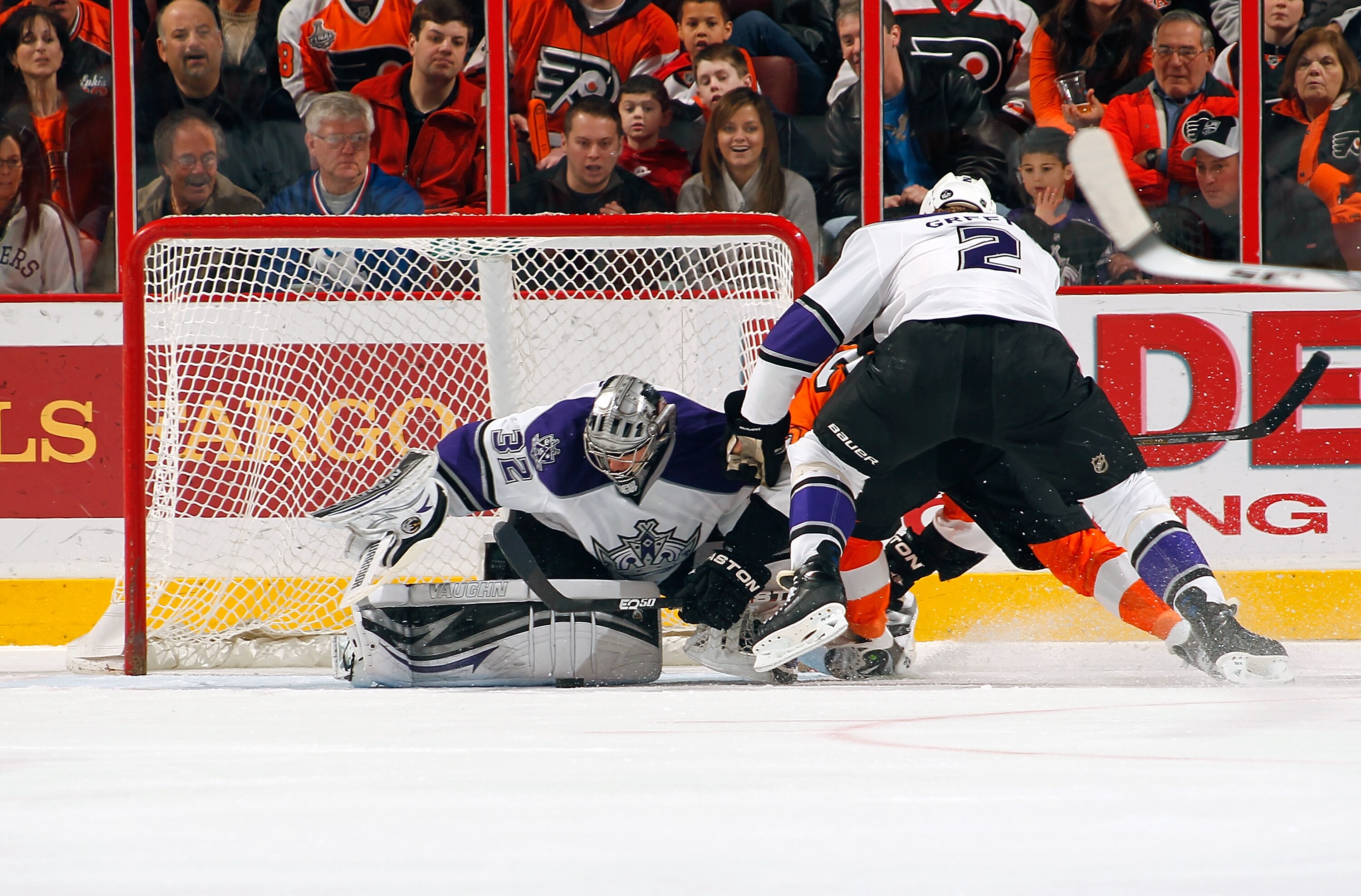PHILADELPHIA - FEBRUARY 13:  Jonathan Quick #32 of the Los Angeles Kings in action during a game against the Philadelphia Flyers on February 13, 2011 at the Wells Fargo Center in Philadelphia, Pennsylvania.  (Photo by Lou Capozzola/Getty Images)
