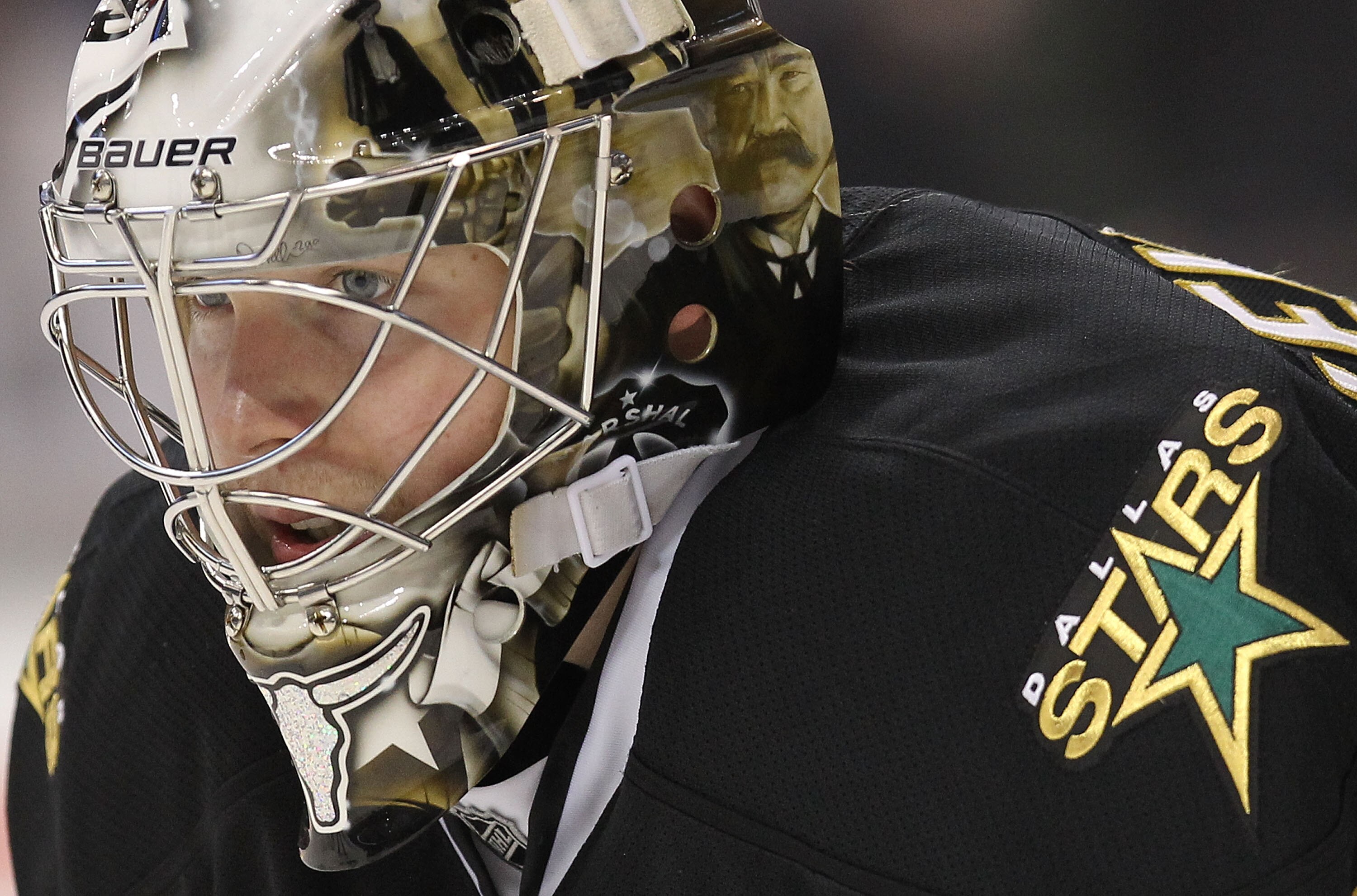 DALLAS, TX - FEBRUARY 13:  Goaltender Kari Lehtonen #32 of the Dallas Stars in goal against the Columbus Blue Jackets at American Airlines Center on February 13, 2011 in Dallas, Texas.  (Photo by Ronald Martinez/Getty Images)