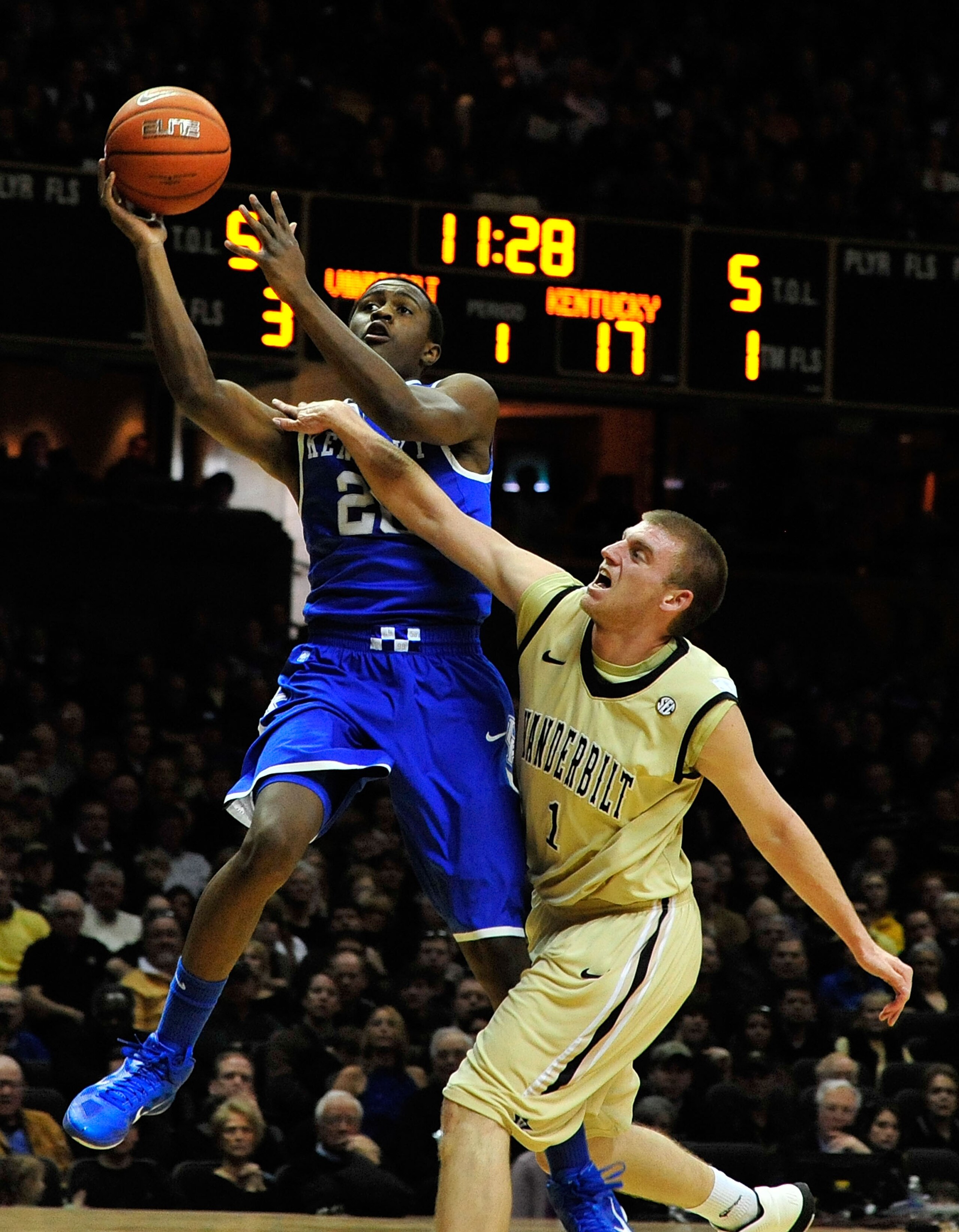 NASHVILLE, TN - FEBRUARY 12:  Brad Tinsley #1 of the Vanderbilt Commodores challenges a shot by Doron Lamb #20 of the Kentucky Wildcats at Memorial Gym on February 12, 2011 in Nashville, Tennessee.  (Photo by Grant Halverson/Getty Images)