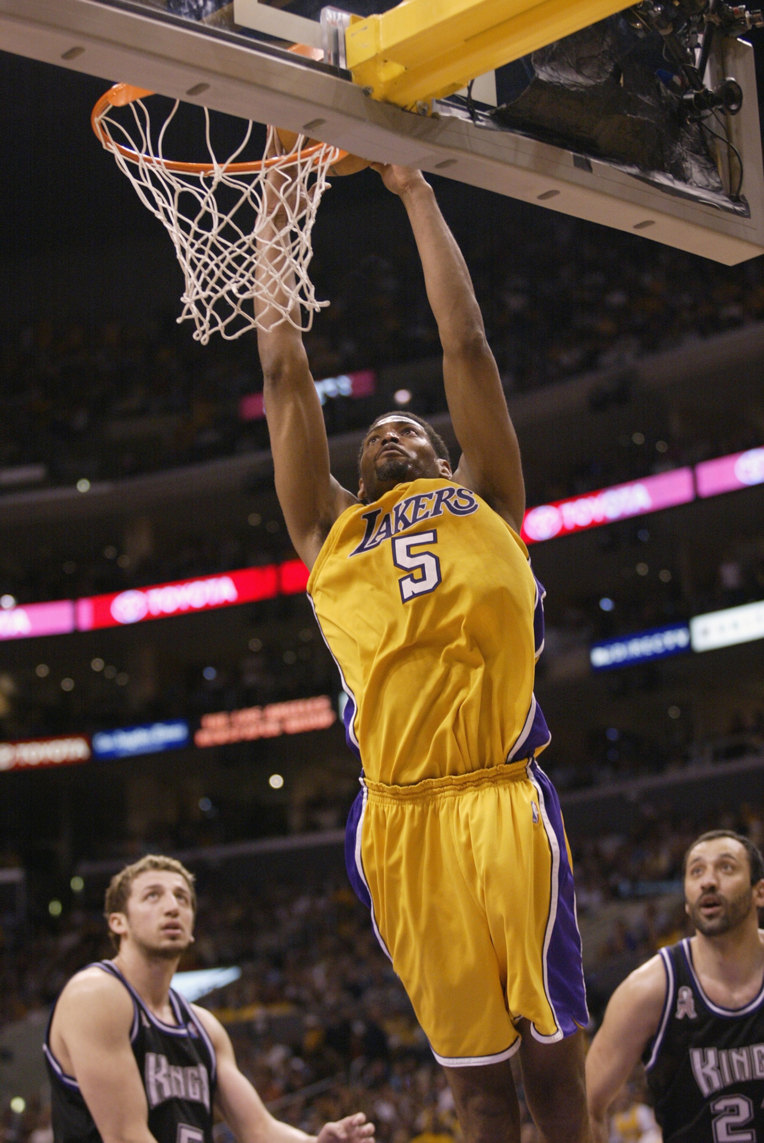 LOS ANGELES - MAY 26:  Robert Horry #5 of the Los Angeles Lakers slam dunks in Game four of the Western Conference Finals against the Sacramento Kings during the 2002 NBA Playoffs at Staples Center in Los Angeles, California on May 26, 2002.  The Lakers w