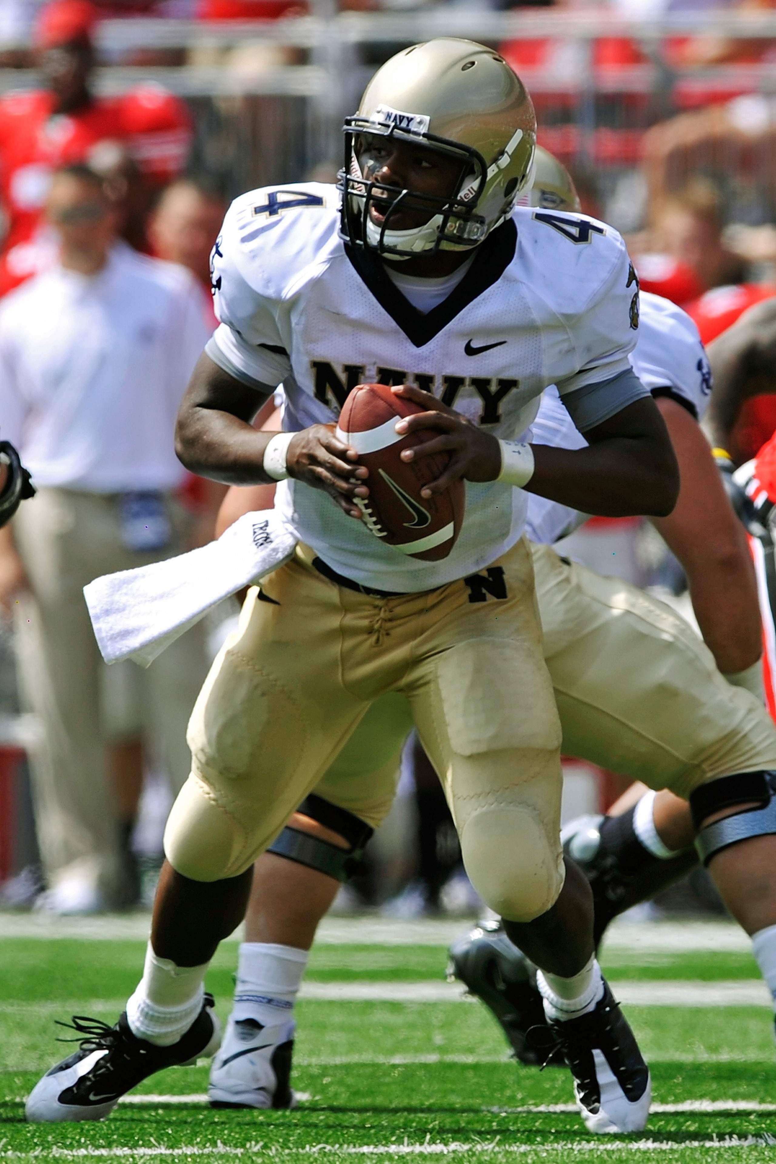 COLUMBUS, OH - SEPTEMBER 05:  Quarterback Ricky Dobbs #4 of the Navy Midshipmen runs with the ball against the Ohio State Buckeyes at Ohio Stadium on September 5, 2009 in Columbus, Ohio.  (Photo by Jamie Sabau/Getty Images)