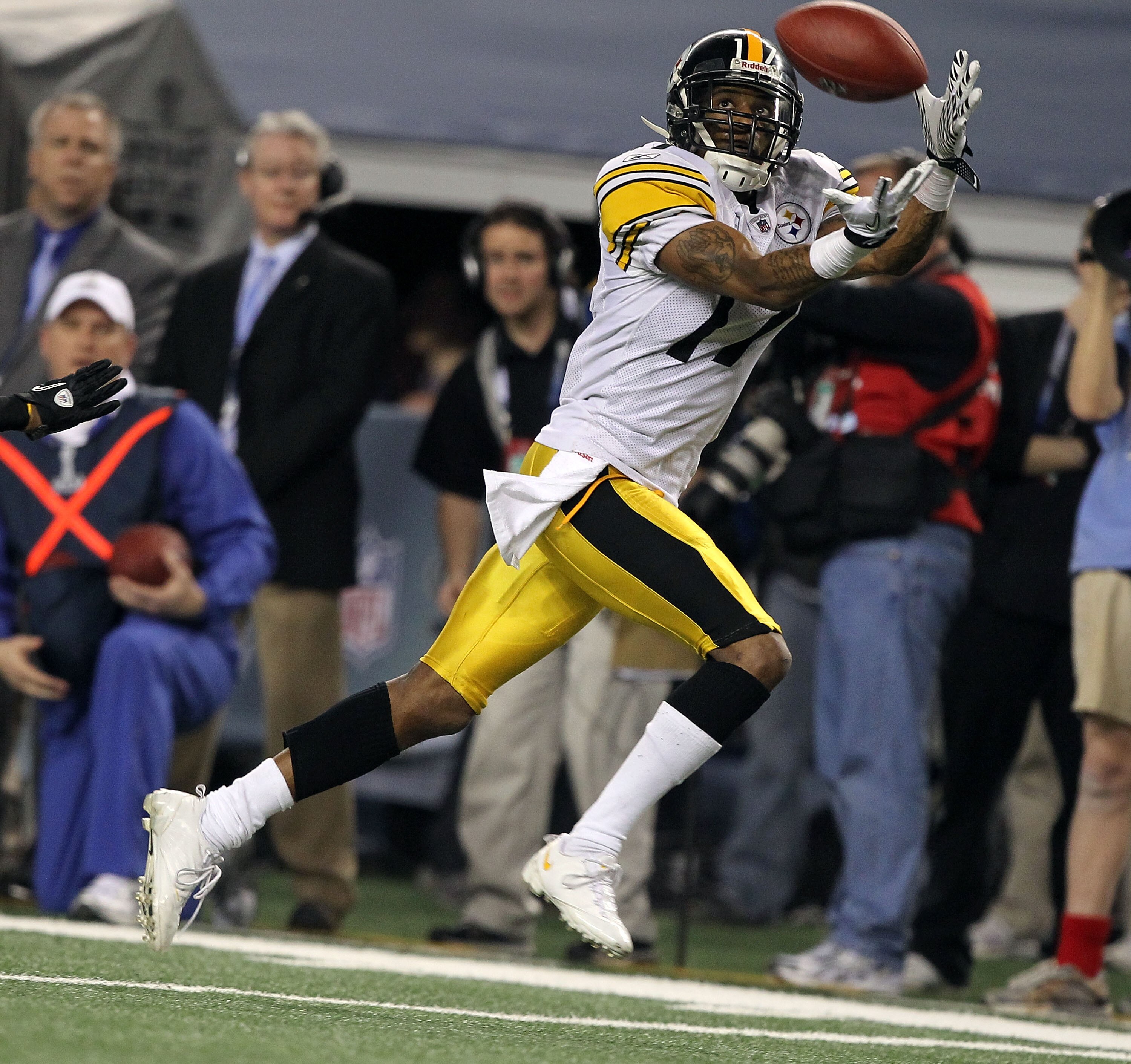ARLINGTON, TX - FEBRUARY 06:  Mike Wallace #17 of the Pittsburgh Steelers catches a 25-yard touchdown reception in the fourth quarter against the Green Bay Packers during Super Bowl XLV at Cowboys Stadium on February 6, 2011 in Arlington, Texas. Packers w