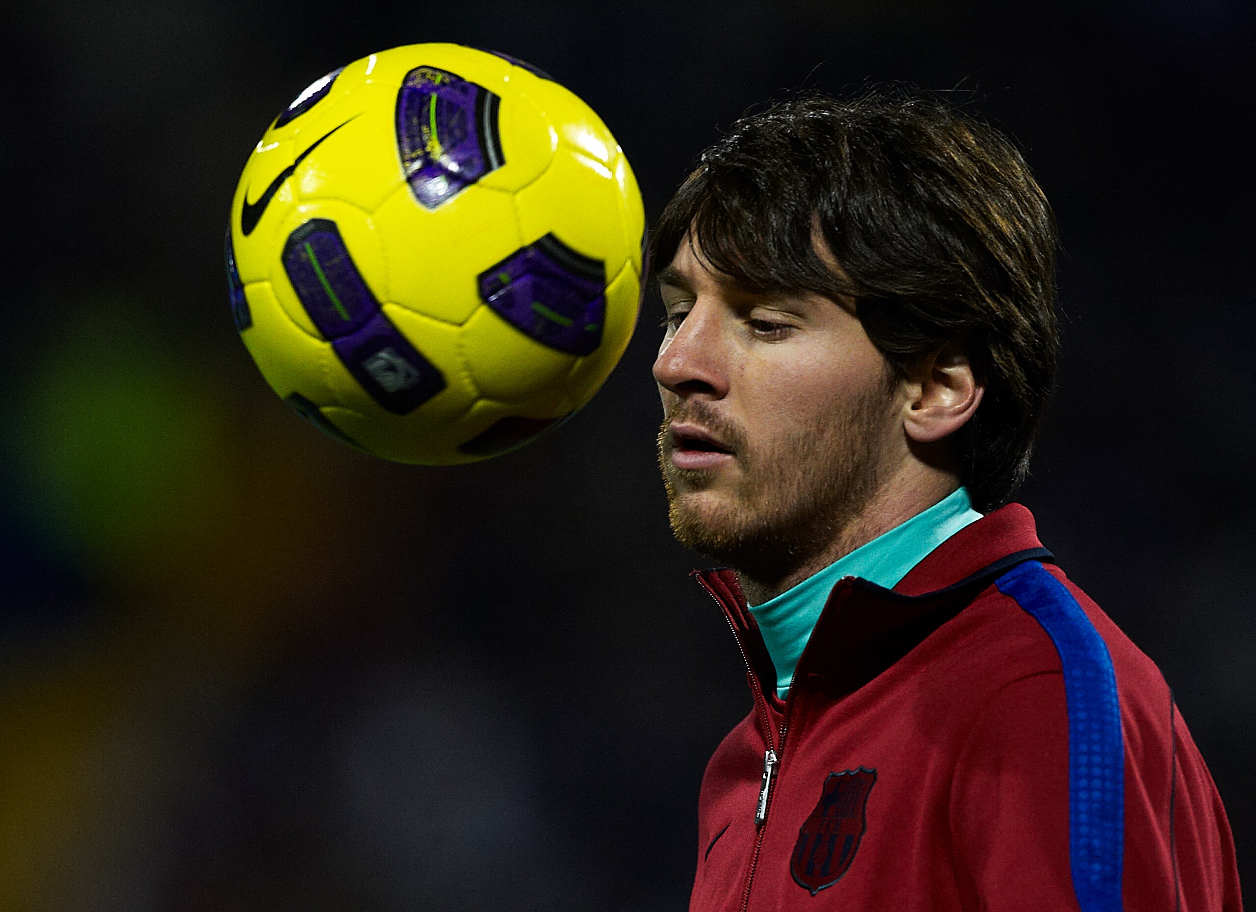 ALICANTE, SPAIN - JANUARY 29: Lionel Messi of Barcelona controls the ball before the la Liga match between Hercules and Barcelona at Estadio Jose Rico Perez on January 29, 2011 in Alicante, Spain. Barcelona won 0-3. (Photo by Manuel Queimadelos Alonso/Ge ALICANTE, SPAIN - JANUARY 29: Lionel Messi of Barcelona controls the ball before the la Liga match between Hercules and Barcelona at Estadio Jose Rico Perez on January 29, 2011 in Alicante, Spain. Barcelona won 0-3. (Photo by Manuel Queimadelos Alonso/Ge