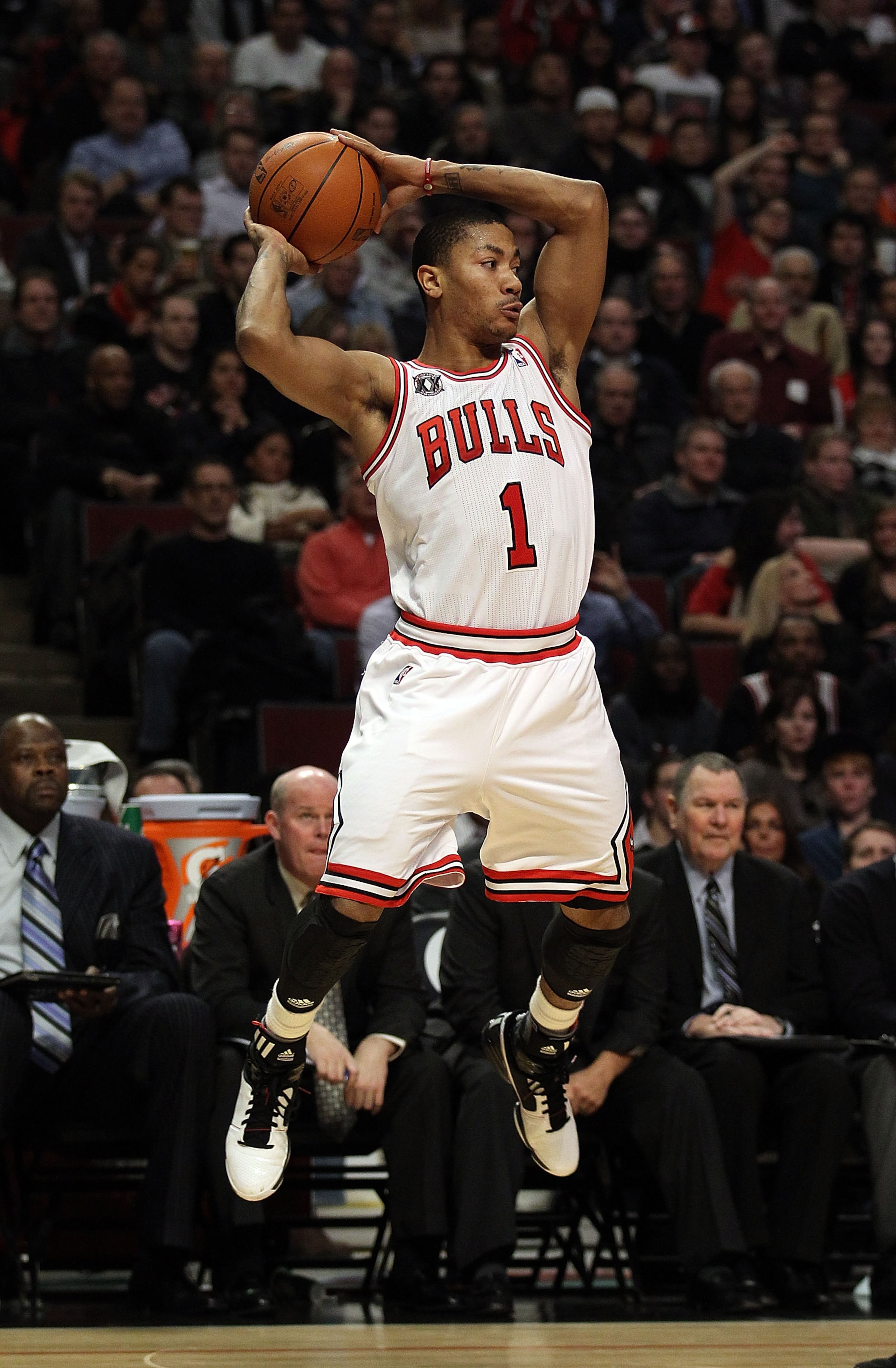 CHICAGO, IL - JANUARY 28: Derrick Rose #1 of the Chicago Bulls leaps to pass against the Orlando Magic at the United Center on January 28, 2011 in Chicago, Illinois. The Bulls defeated the Magic 99-90. NOTE TO USER: User expressly acknowledges and agrees