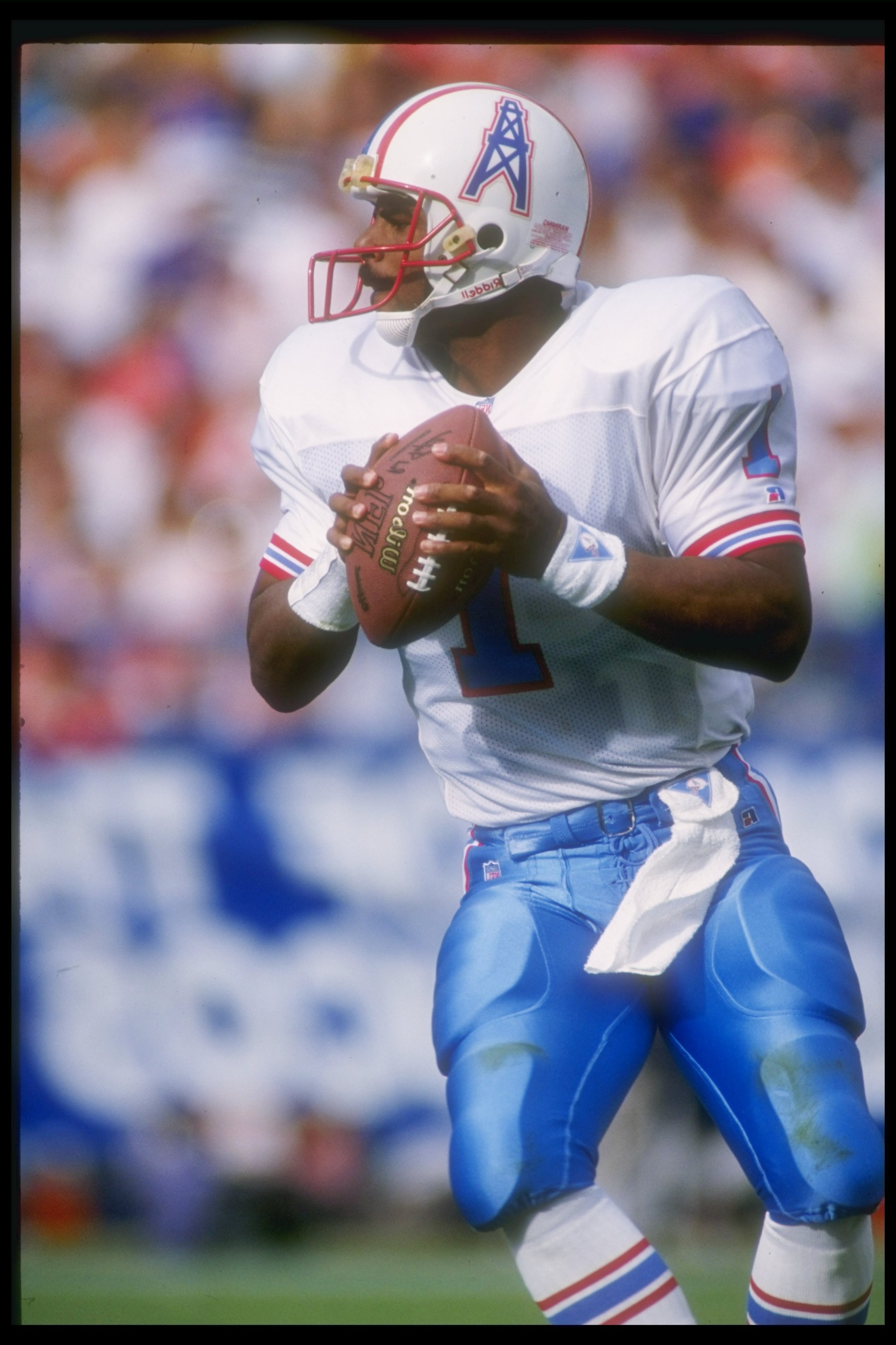 18 Oct 1992:  Quarterback Warren Moon of the Houston Oilers looks to pass the ball during a game against the Denver Broncos at Mile High Stadium in Denver, Colorado.  The Broncos won the game, 27-21. Mandatory Credit: Tim DeFrisco  /Allsport