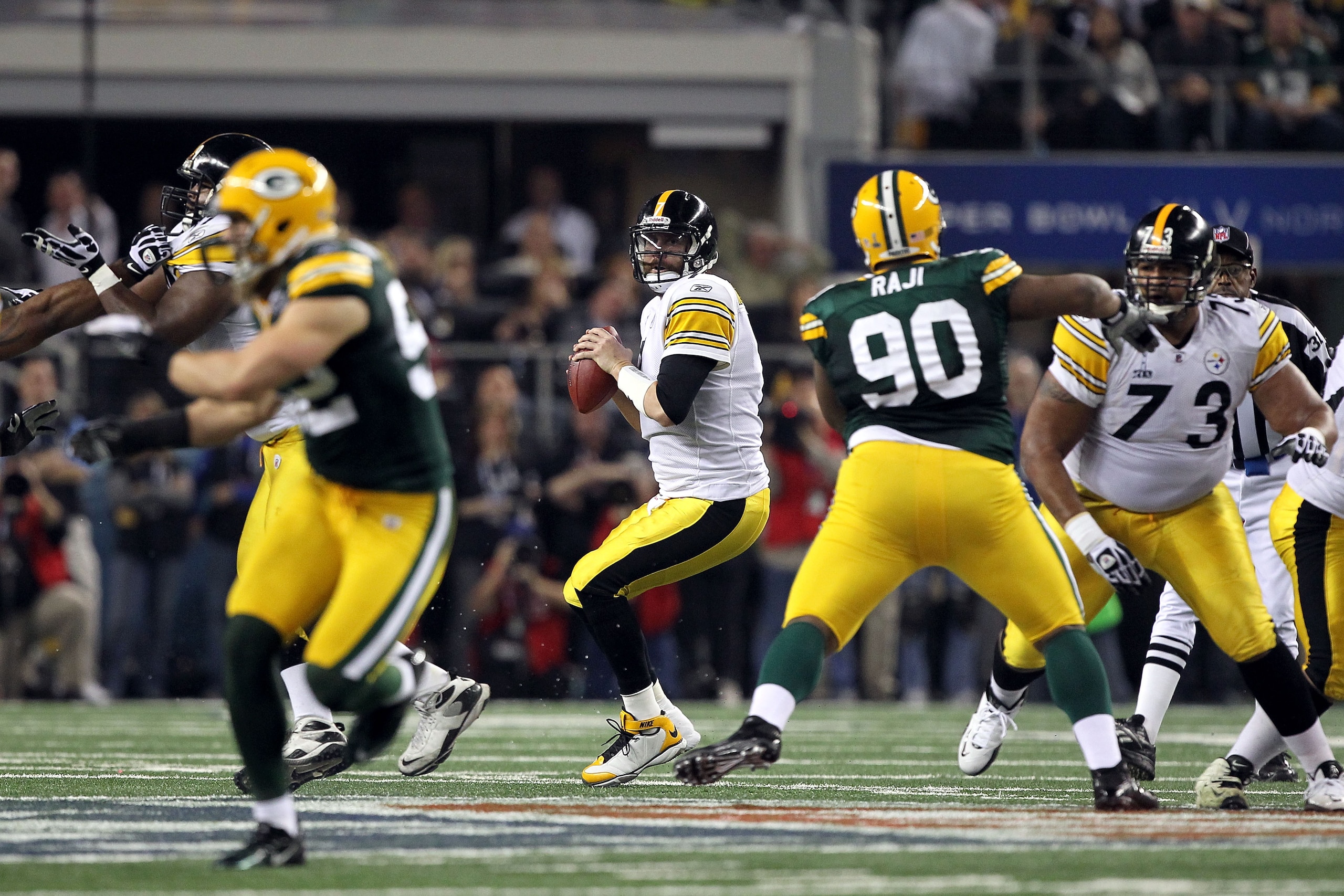 ARLINGTON, TX - FEBRUARY 06:  Ben Roethlisberger #7 of the Pittsburgh Steelers looks to pass against the Green Bay Packers during Super Bowl XLV at Cowboys Stadium on February 6, 2011 in Arlington, Texas.  (Photo by Al Bello/Getty Images)