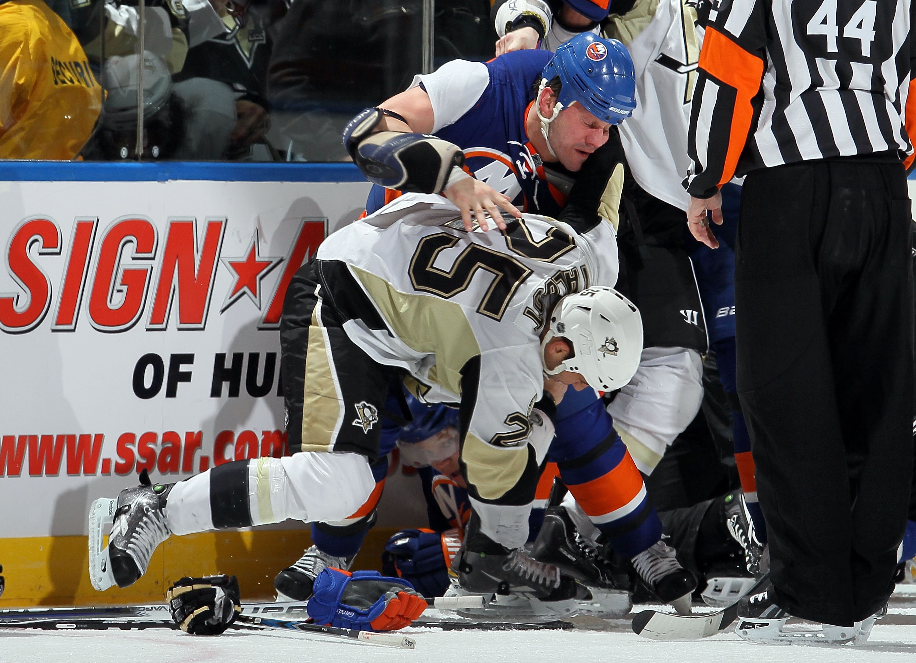 UNIONDALE, NY - FEBRUARY 11:  Zenon Konopka #28 of the New York Islanders fights Maxime Talbot #25 of the Pittsburgh Penguins in the third period on February 11, 2011 at Nassau Coliseum in Uniondale, New York. The Isles defeated the Pens 9-3.  (Photo by J