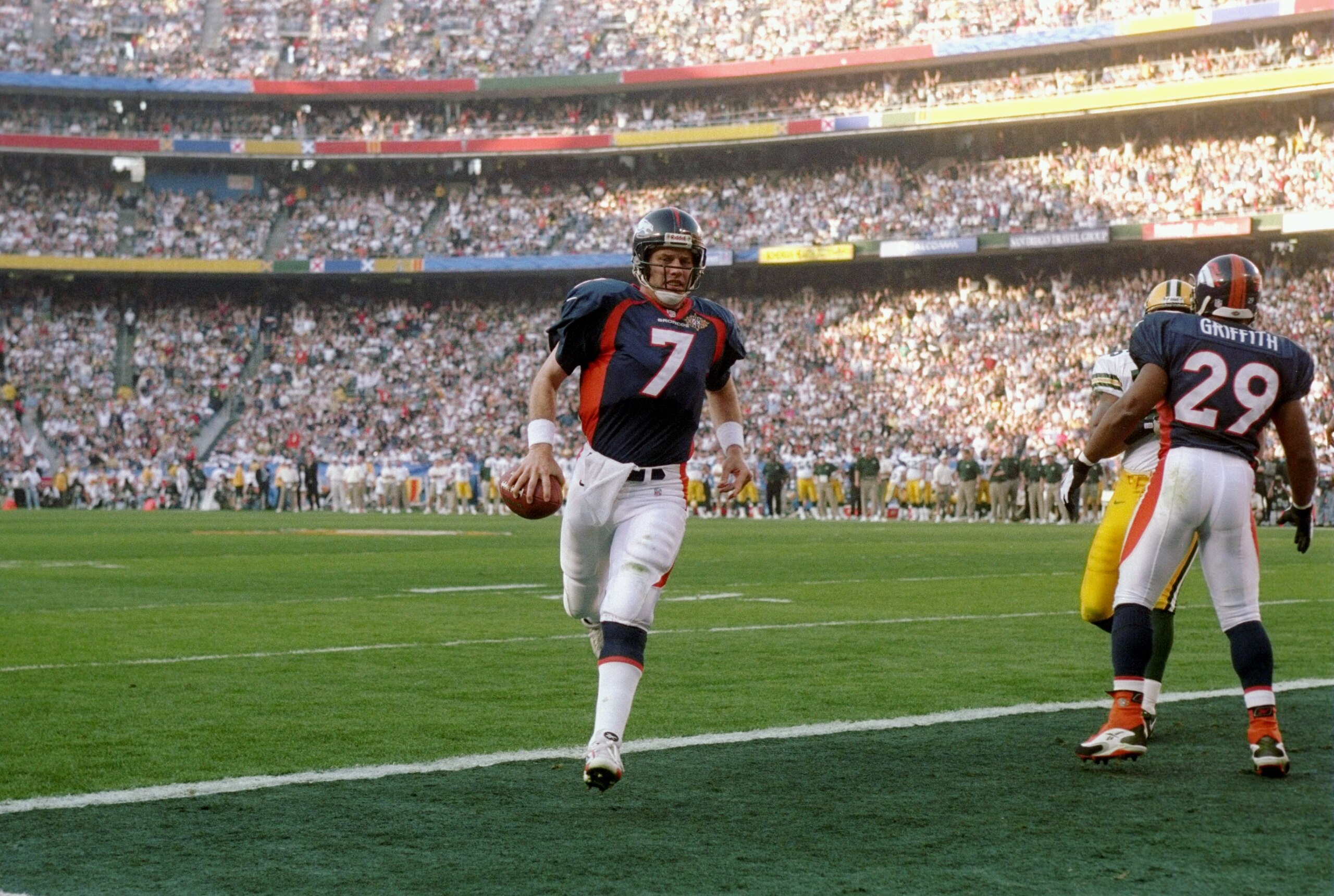 25 Jan 1998:  John Elway #7 of the Denver Broncos runs into the end zone for the touchdown against the Green Bay Packers during Super Bowl  XXXII at Qualcomm Stadium in San Diego, California.  The Denver Broncos defeated the Green Bay Packers 31-24. Manda