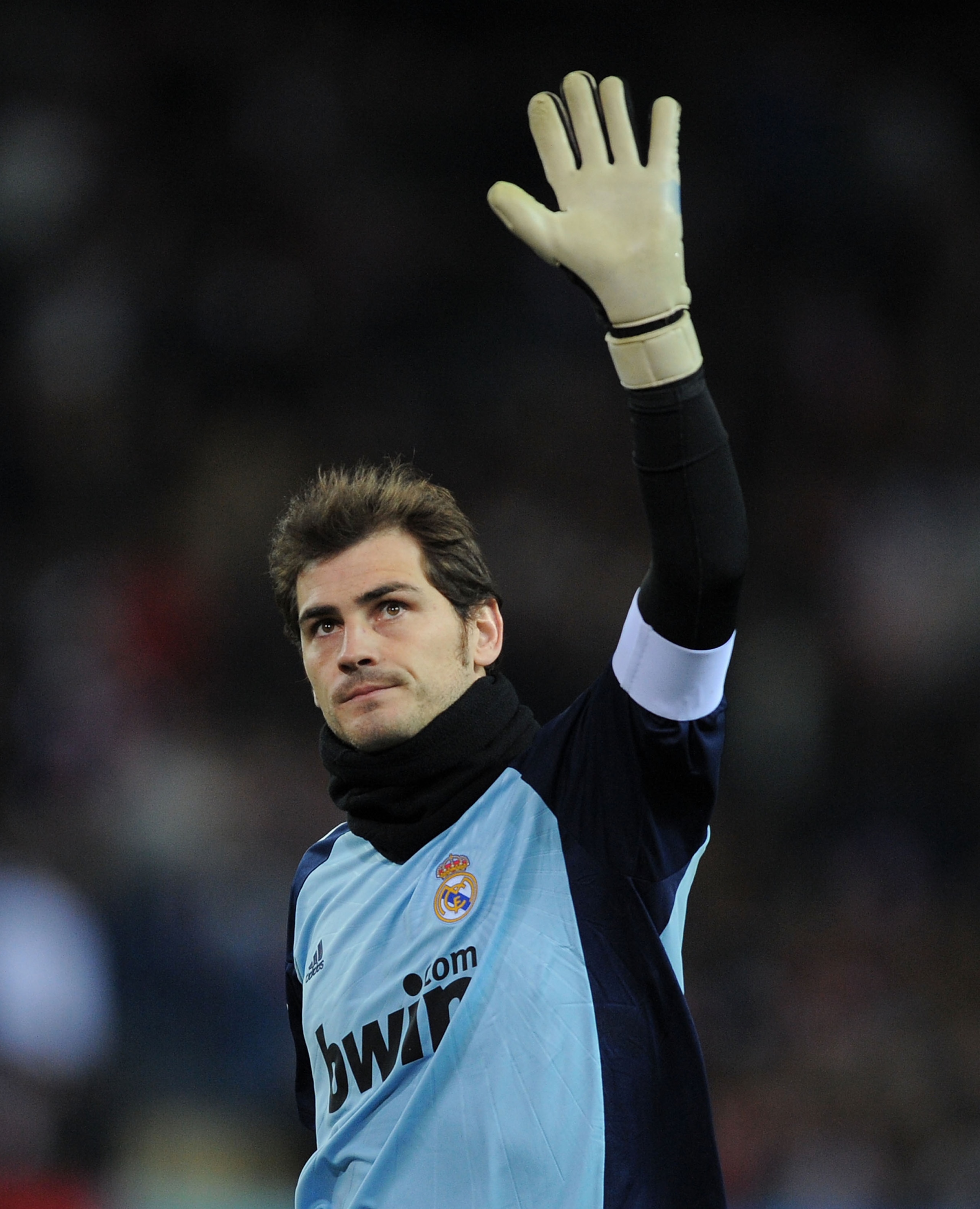 MADRID, SPAIN - JANUARY 20:  Iker Casillas of Real Madrid waves to Real fans during the Copa del Rey quarter final second leg match between Atletico Madrid and Real Madrid at Vicente Calderon Stadium on January 20, 2011 in Madrid, Spain.  (Photo by Denis