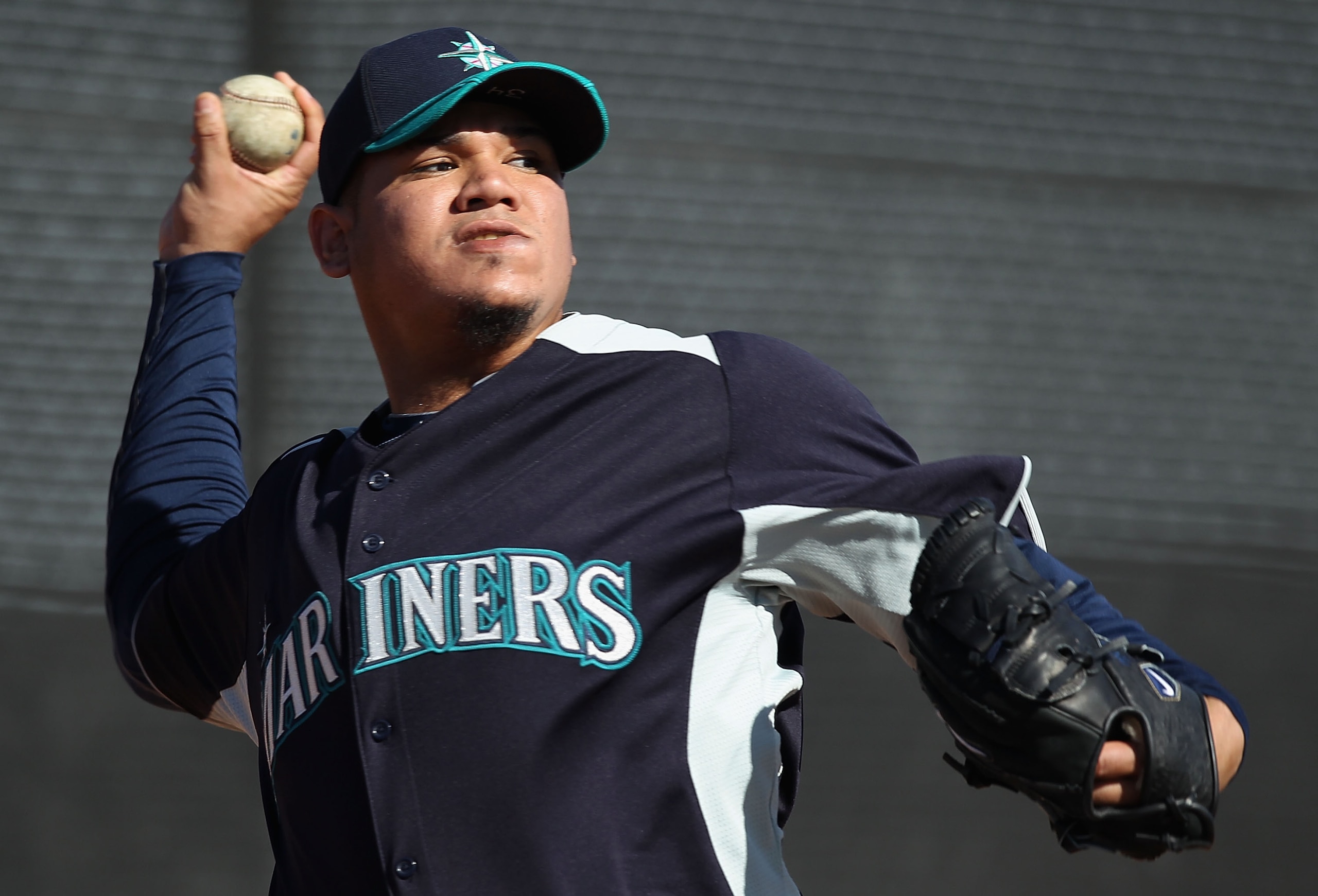 PEORIA, AZ - FEBRUARY 15:  Pitcher Felix Hernandez #34 of the Seattle Mariners throws during a MLB spring training practice at Peoria Stadium on February 15, 2011 in Peoria, Arizona.  (Photo by Christian Petersen/Getty Images)
