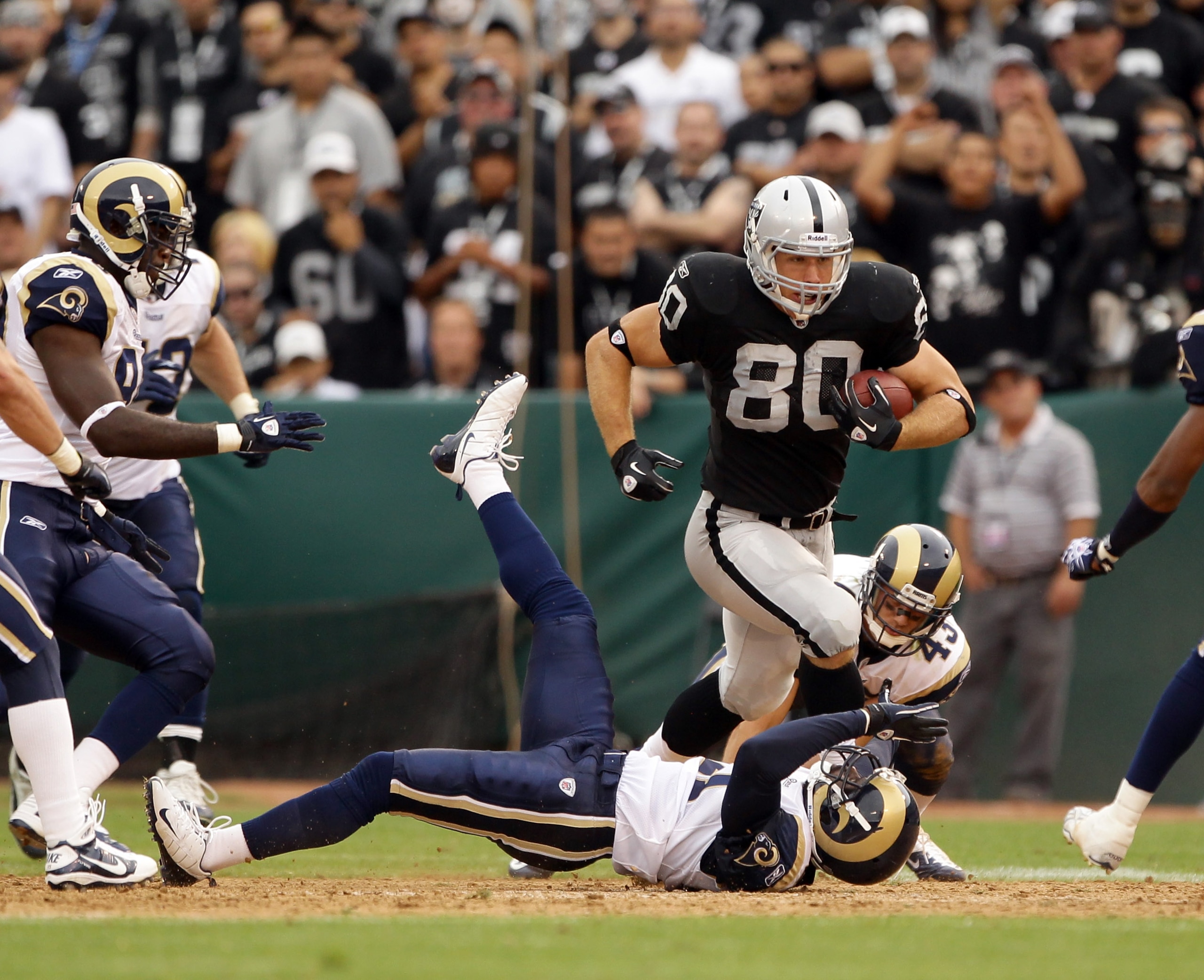 OAKLAND, CA - SEPTEMBER 19:  Zach Miller #80 of the Oakland Raiders in action during their game against the St. Louis Rams at the Oakland-Alameda County Coliseum on September 19, 2010 in Oakland, California.  (Photo by Ezra Shaw/Getty Images)