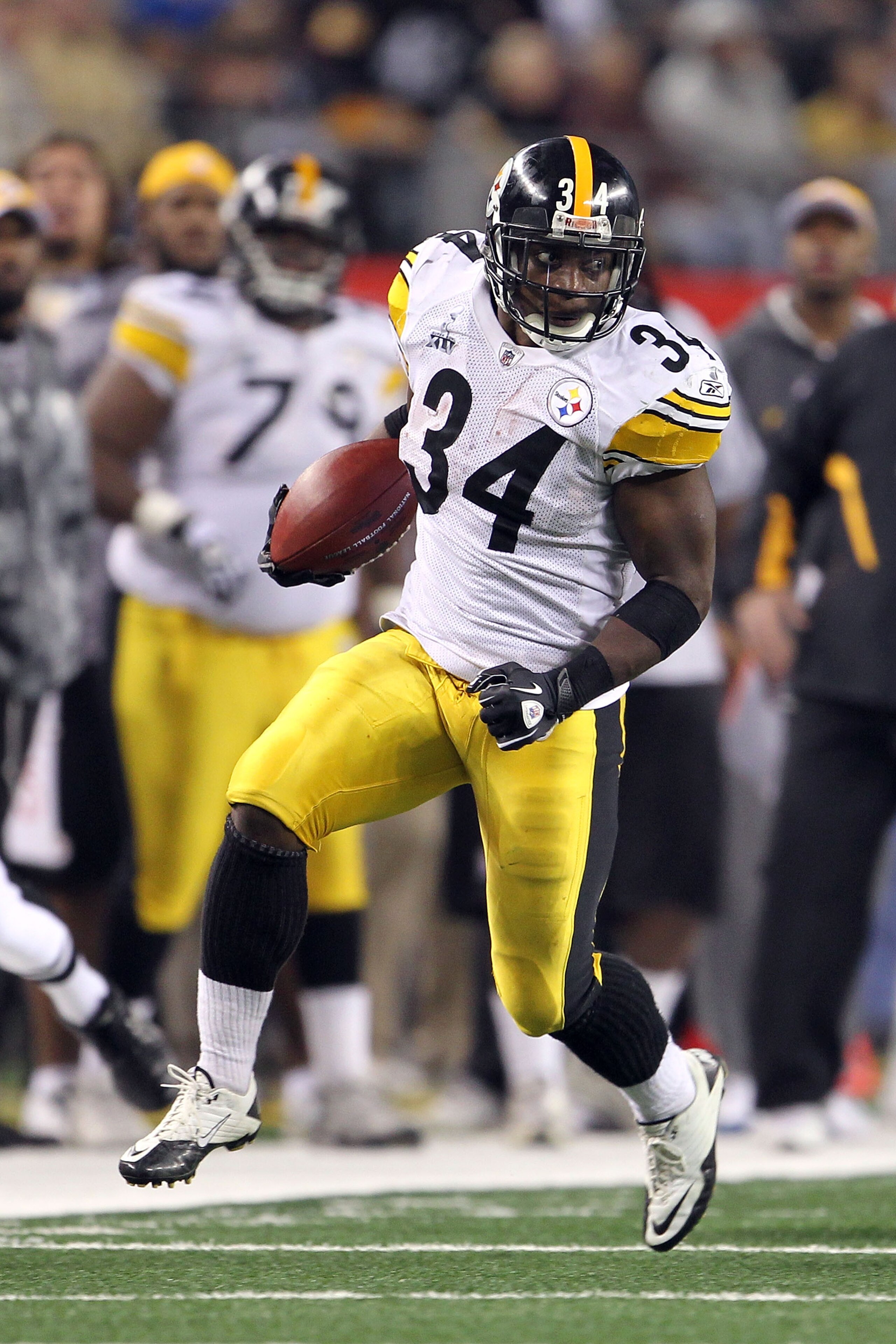 ARLINGTON, TX - FEBRUARY 06:  Rashard Mendenhall #34 of the Pittsburgh Steelers runs the ball against the Green Bay Packers during Super Bowl XLV at Cowboys Stadium on February 6, 2011 in Arlington, Texas. The Packers won 31-25.  (Photo by Jamie Squire/Ge