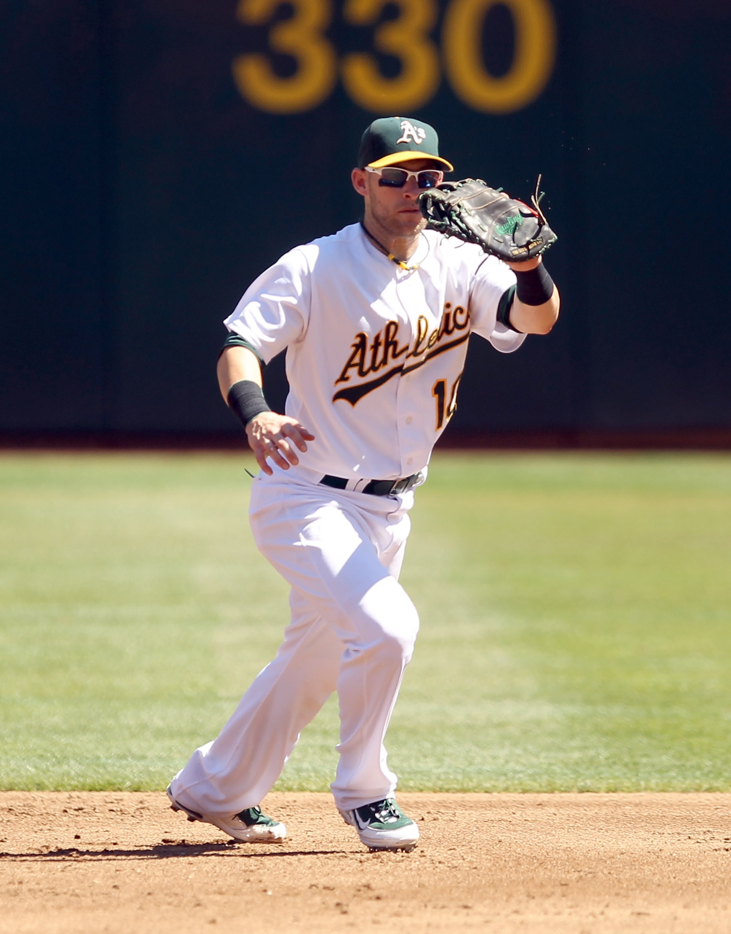 OAKLAND, CA - SEPTEMBER 06:  Daric Barton #10 of the Oakland Athletics in action against the Seattle Mariners at the Oakland-Alameda County Coliseum on September 6, 2010 in Oakland, California.  (Photo by Ezra Shaw/Getty Images)
