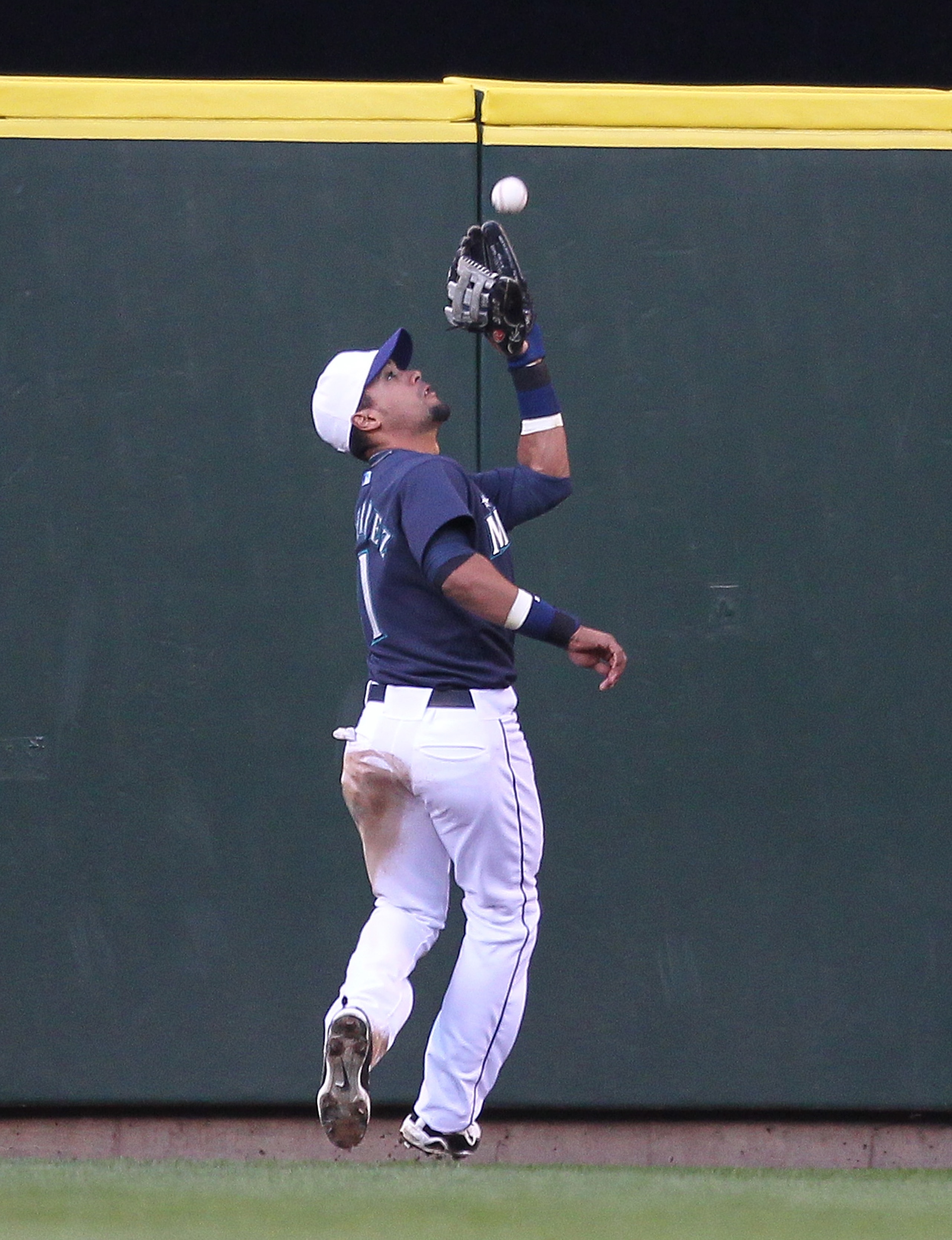 SEATTLE - MAY 31:  Center fielder Franklin Gutierrez #21 of the Seattle Mariners makes a running catch against the Minnesota Twins at Safeco Field on May 31, 2010 in Seattle, Washington. (Photo by Otto Greule Jr/Getty Images)