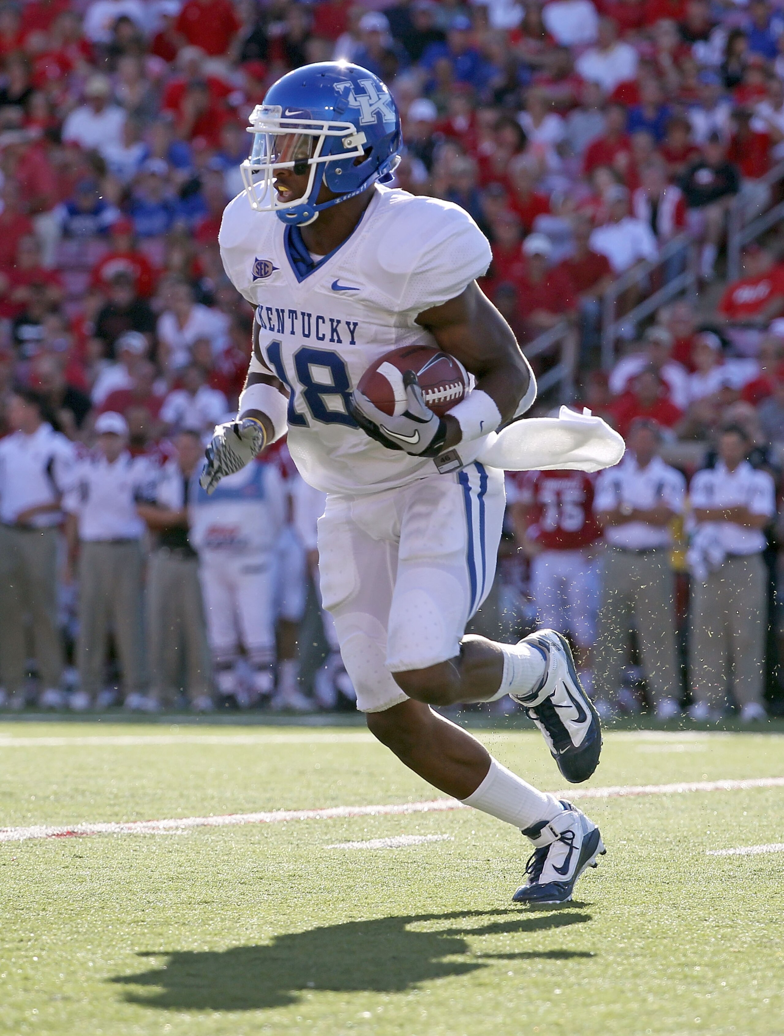 LOUISVILLE, KY - SEPTEMBER 04:  Randall Cobb #18 of the Kentucky Wildcats runs with the ball during the game against the Louisville Cardinals at Papa John's Cardinal Stadium on September 4, 2010 in Louisville, Kentucky.  (Photo by Andy Lyons/Getty Images)