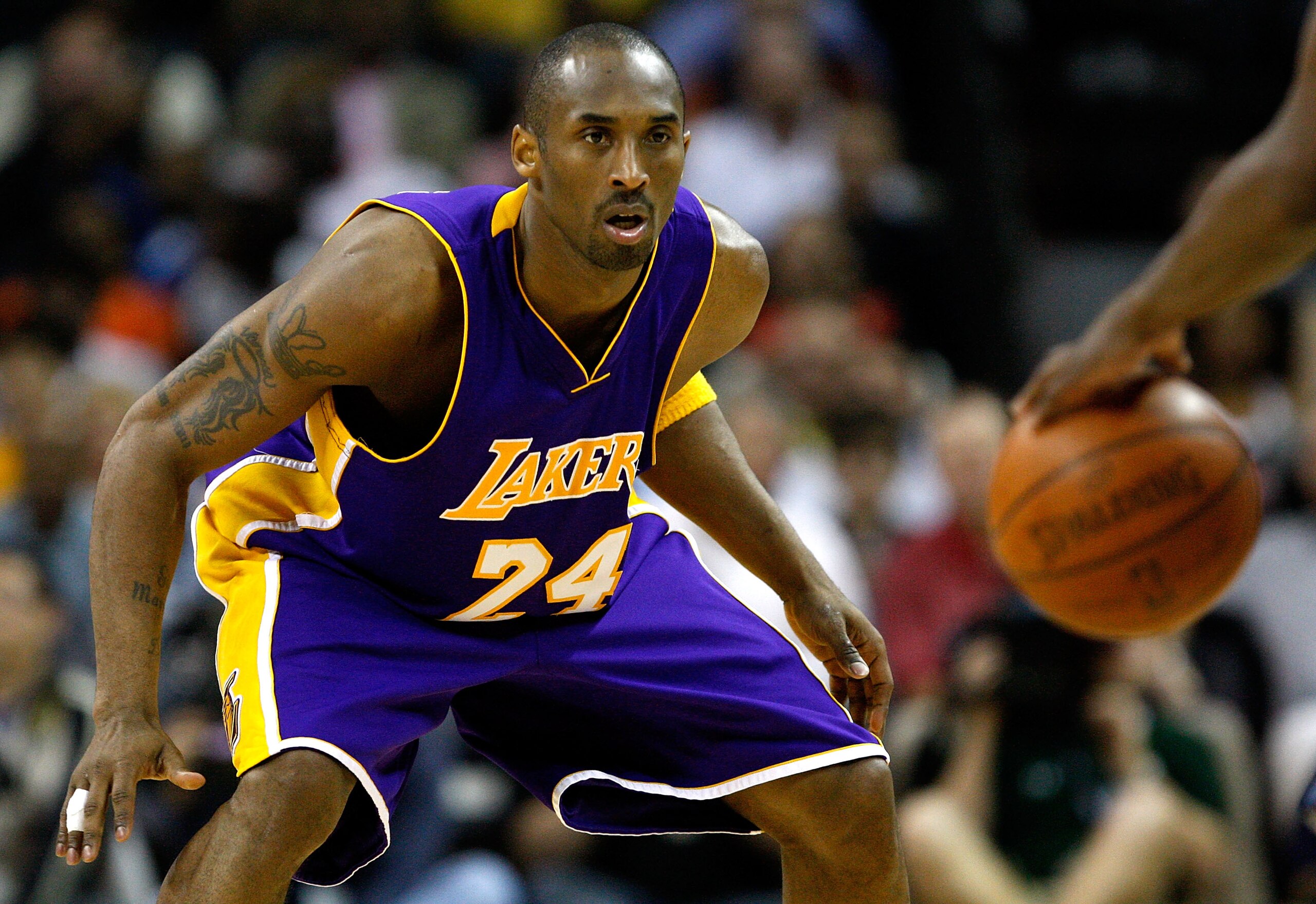 CHARLOTTE, NC - MARCH 31:  Kobe Bryant #24 of the Los Angeles Lakers prepares to play defense against the Charlotte Bobcats during their game at Time Warner Cable Arena on March 31, 2009 in Charlotte, North Carolina.  NOTE TO USER: User expressly acknowle