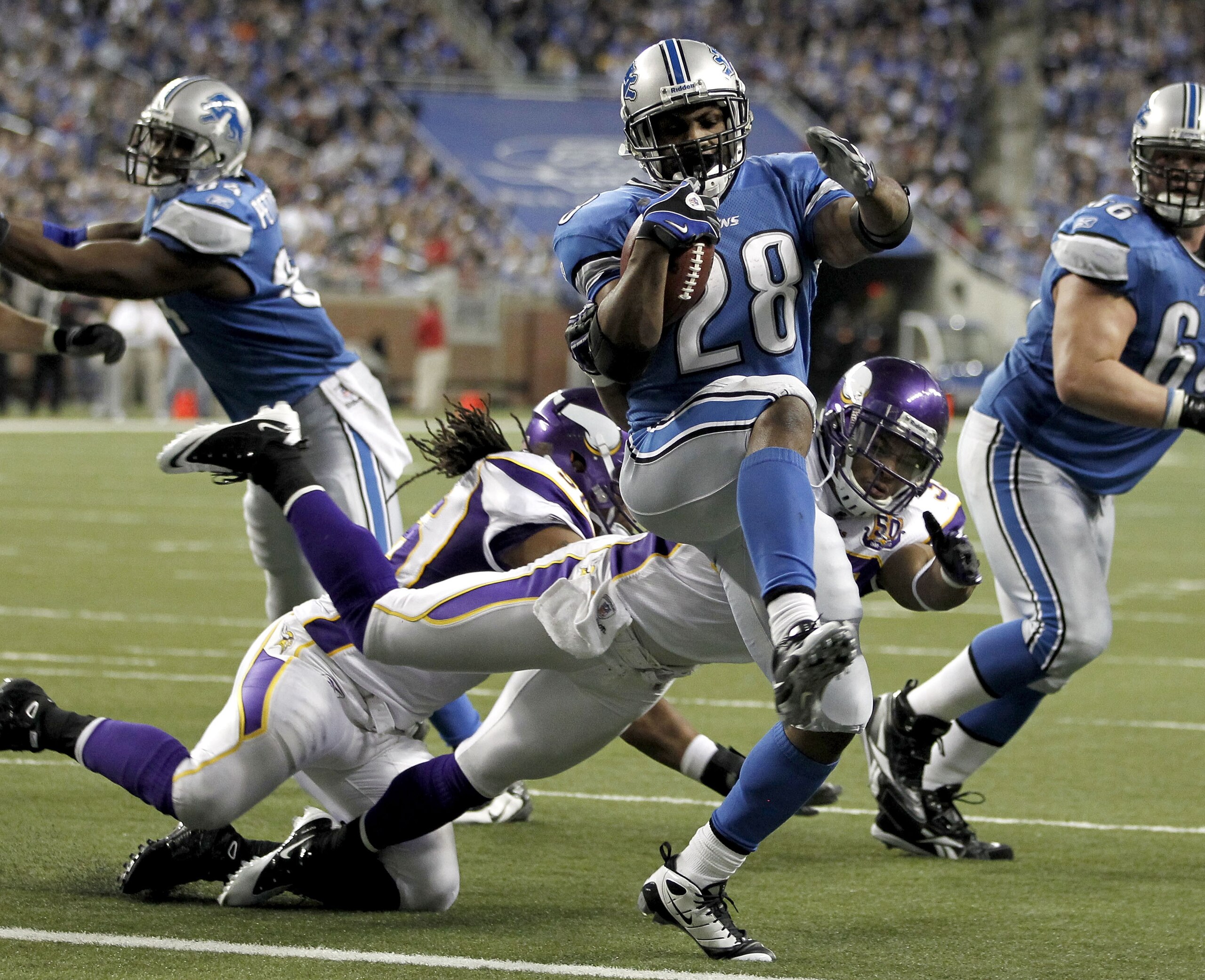 DETROIT, MI - JANUARY 02:  Maurice Morris #28 of the Detroit Lions gets in for a fouth quarter touchdown in front of Jamarca Sanford #33 of the Minnesota Vikings at Ford Field on January 2, 2011 in Detroit, Michigan. Detroit won the game 20-13. (Photo by 