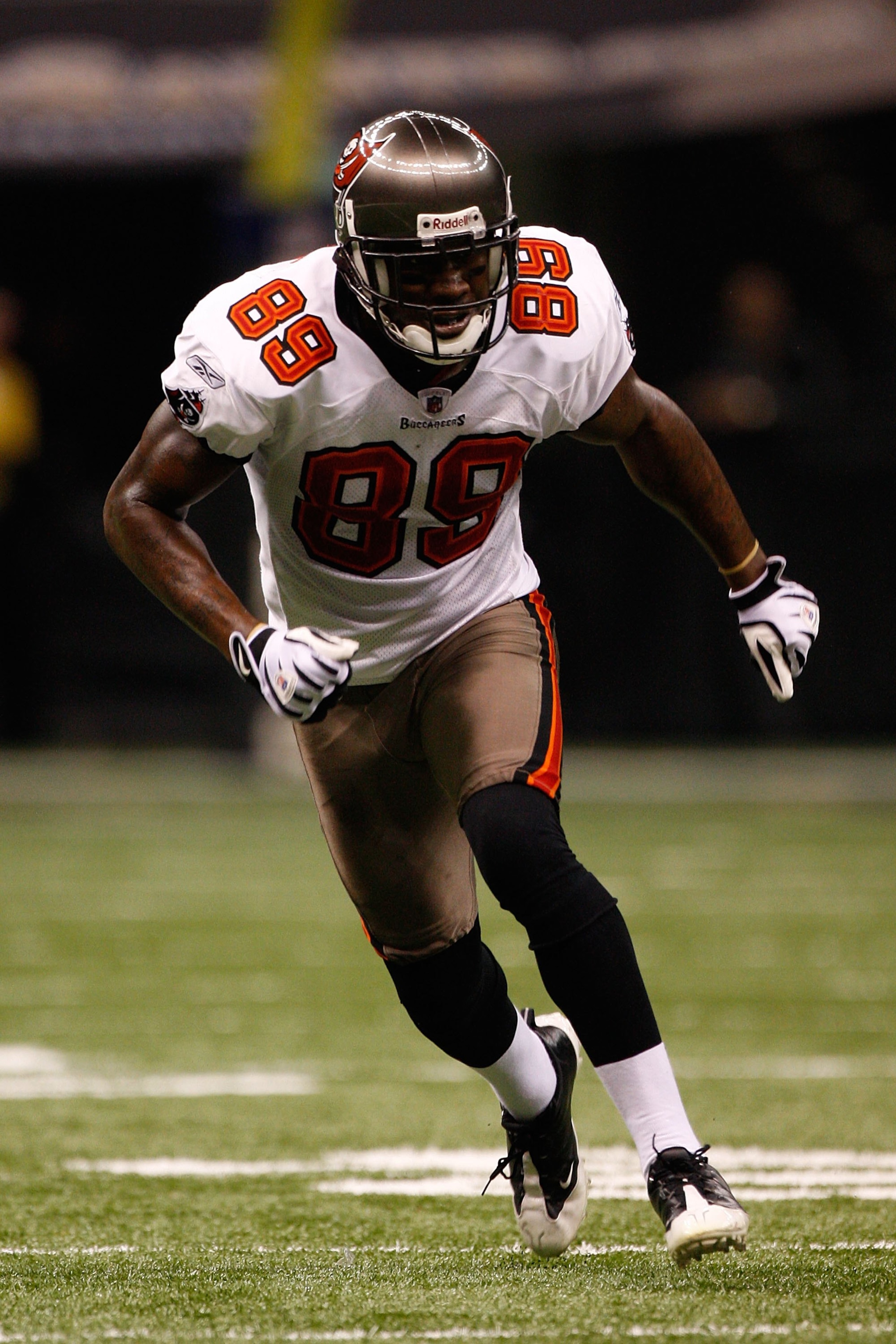 NEW ORLEANS - DECEMBER 27:  Antonio Bryant #89 of the Tampa Bay Buccaneers takes off during the game against the New Orleans Saints at the Louisiana Superdome on December 27, 2009 in New Orleans, Louisiana.  (Photo by Chris Graythen/Getty Images)