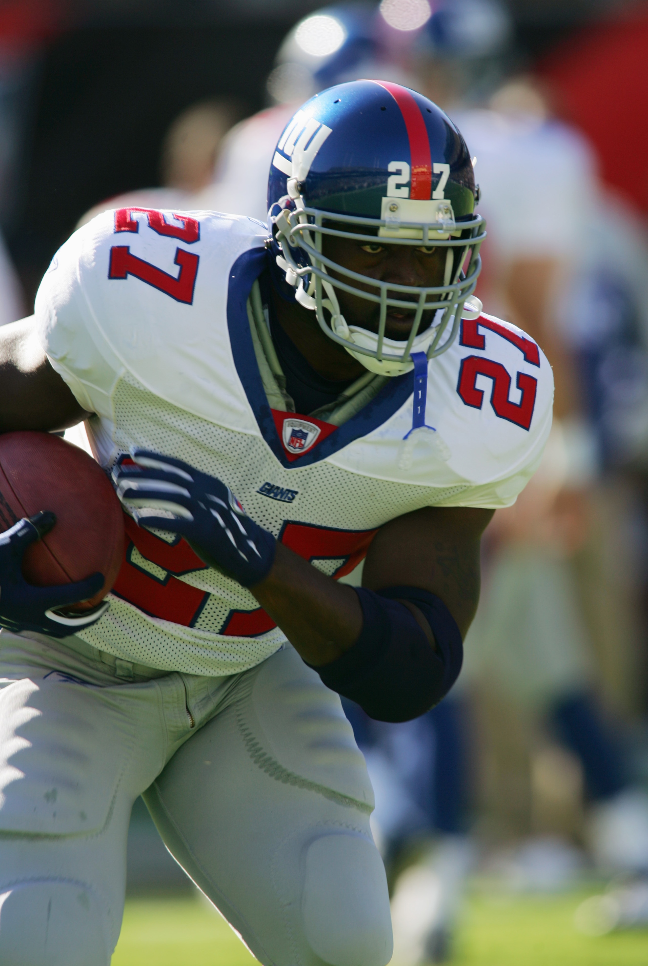 TEMPE, AZ - NOVEMBER 14:  Ron Dayne #27 of the New York Giants runs with the ball before the NFL game against the Arizona Cardinals at Sun Devil Stadium/Frank Kush Field on November 14, 2004 in Tempe, Arizona.  The Cardinals defeated the Giants 17-14.  (P