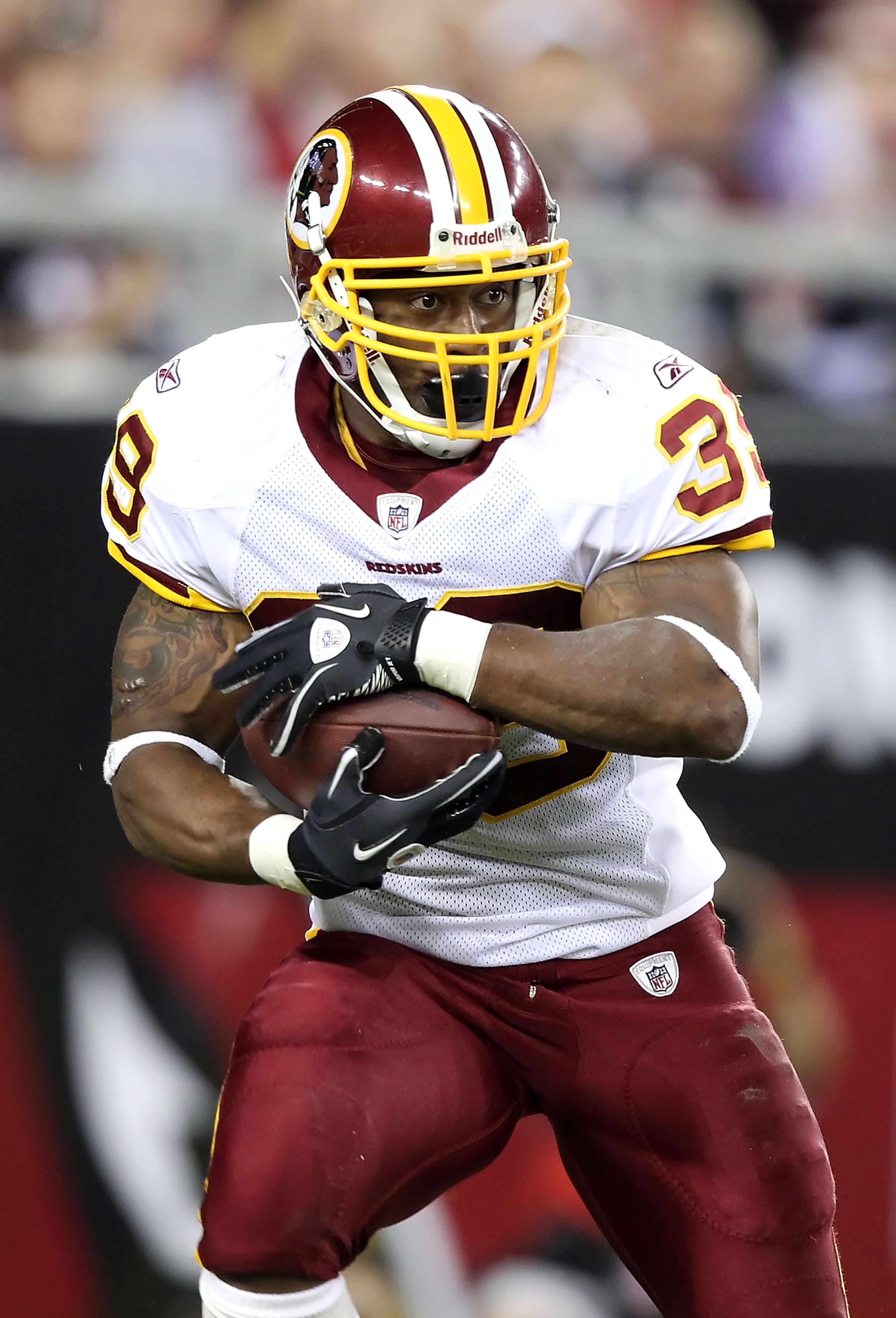 GLENDALE, AZ - SEPTEMBER 02:  Runningback Willie Parker #39 of the Washington Redskins rushes the football against the Arizona Cardinals during preseason NFL game at the University of Phoenix Stadium on September 2, 2010 in Glendale, Arizona. The Cardinal