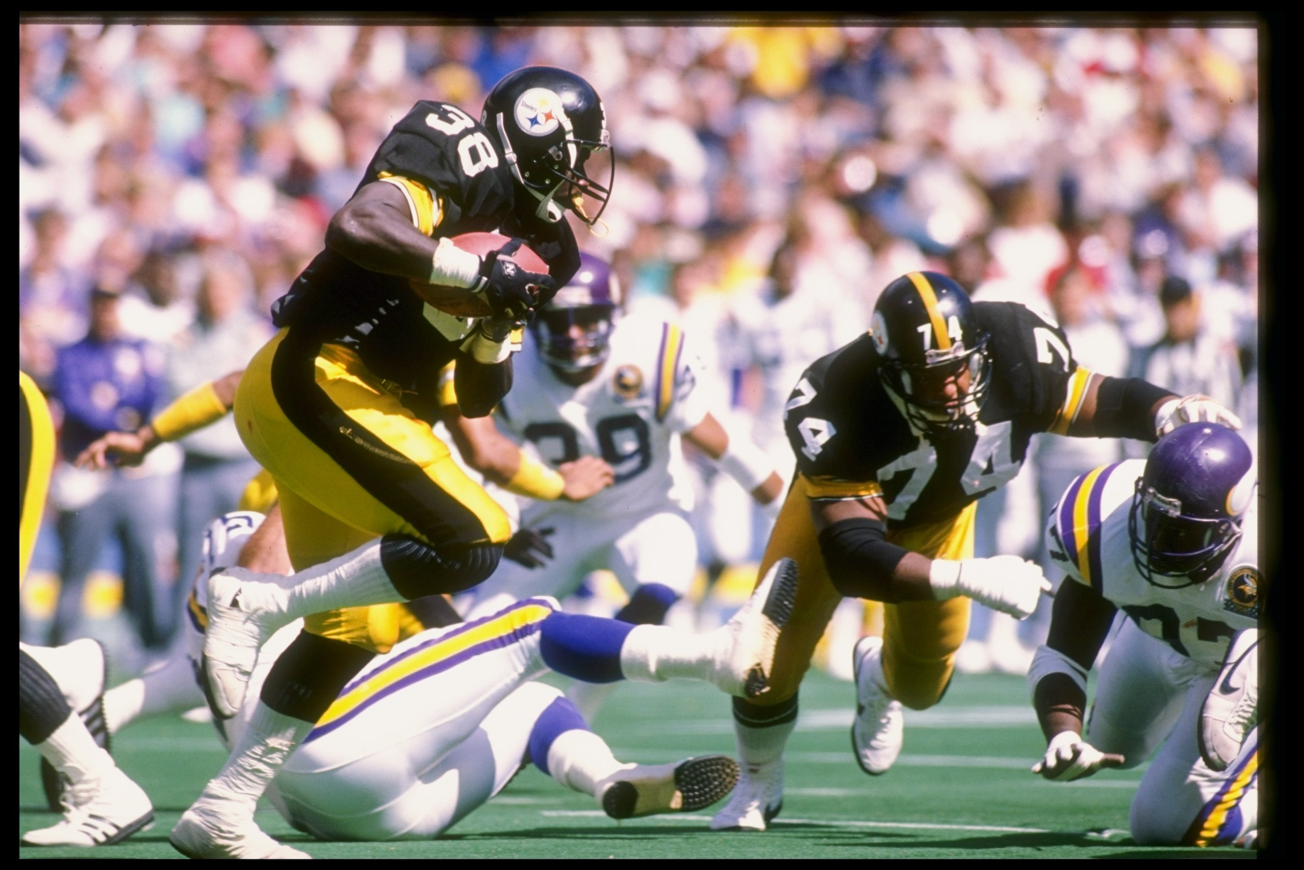 1989-1990:  Running back Tim Worley of the Pittsburgh Steelers runs with the ball during a game against the Minnesota Vikings at Three Rivers Stadium in Pittsburgh, Pennsylvania.  The Steelers won the game 27-14. Mandatory Credit: Rick Stewart  /Allsport