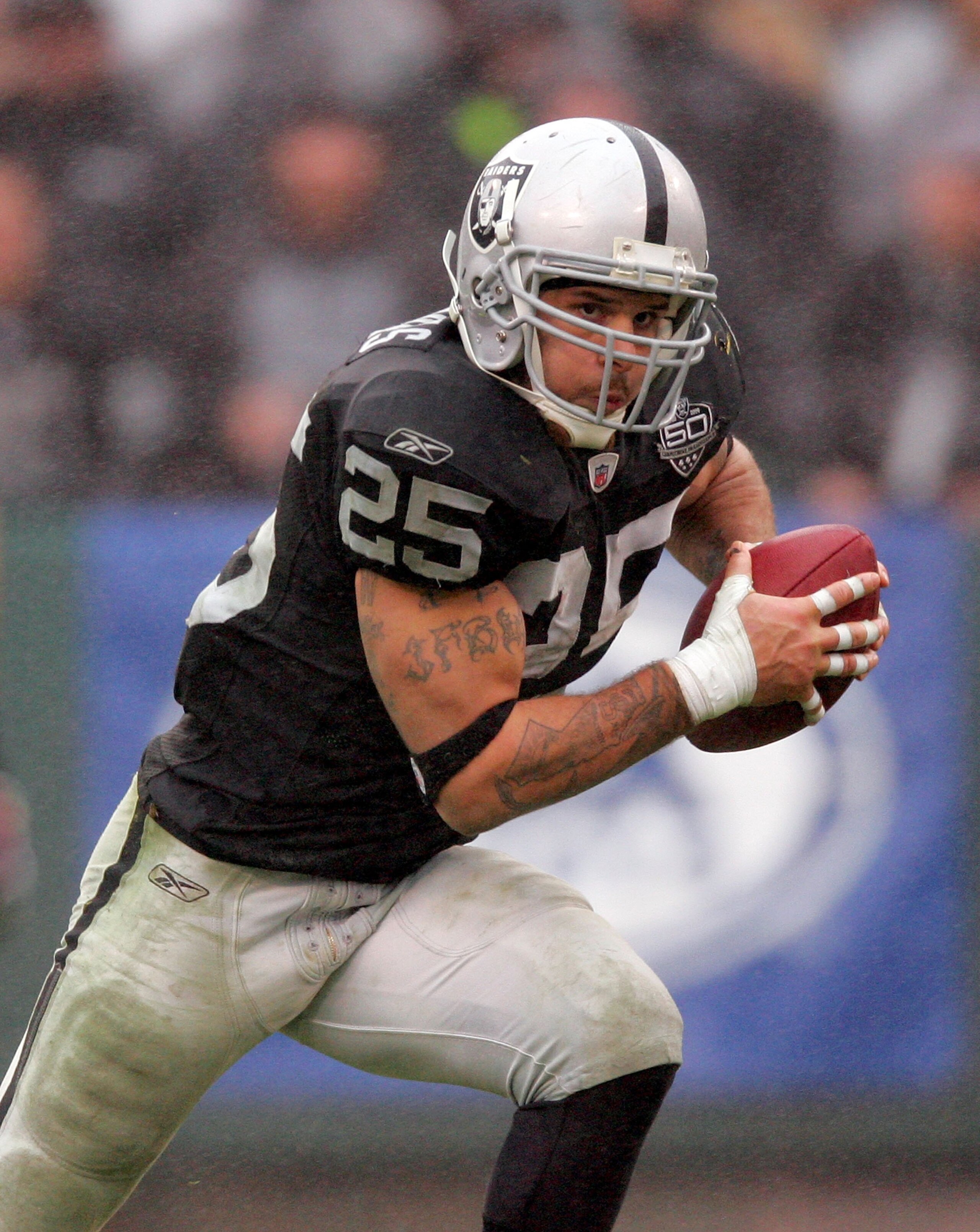 OAKLAND, CA - DECEMBER 13:  Justin Fargas #25 of the Oakland Raiders runs with the ball during their game against the Washington Redskins at Oakland-Alameda County Coliseum on December 13, 2009 in Oakland, California.  (Photo by Ezra Shaw/Getty Images)