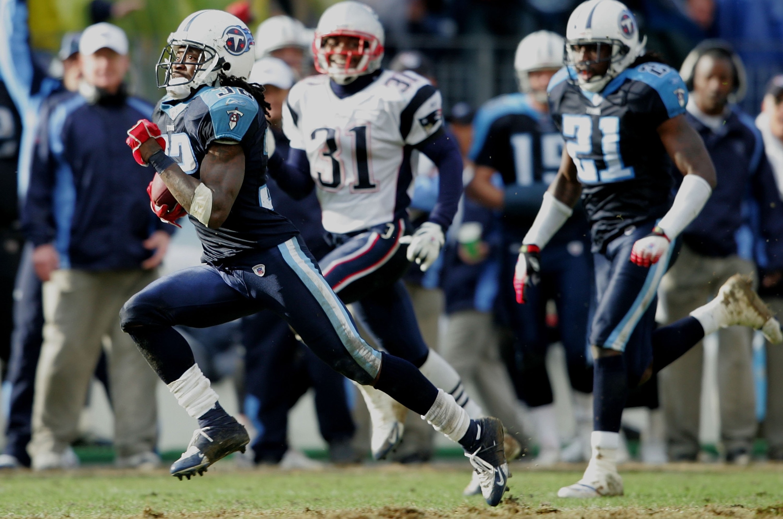 NASHVILLE, TN - DECEMBER 31:  Pacman Jones #32 of the Tennessee Titans returns a punt for a touchdown against the New England Patriots during the NFL game on December 31, 2006 at LP Field in Nashville, Tennessee.  (Photo by Andy Lyons/Getty Images)