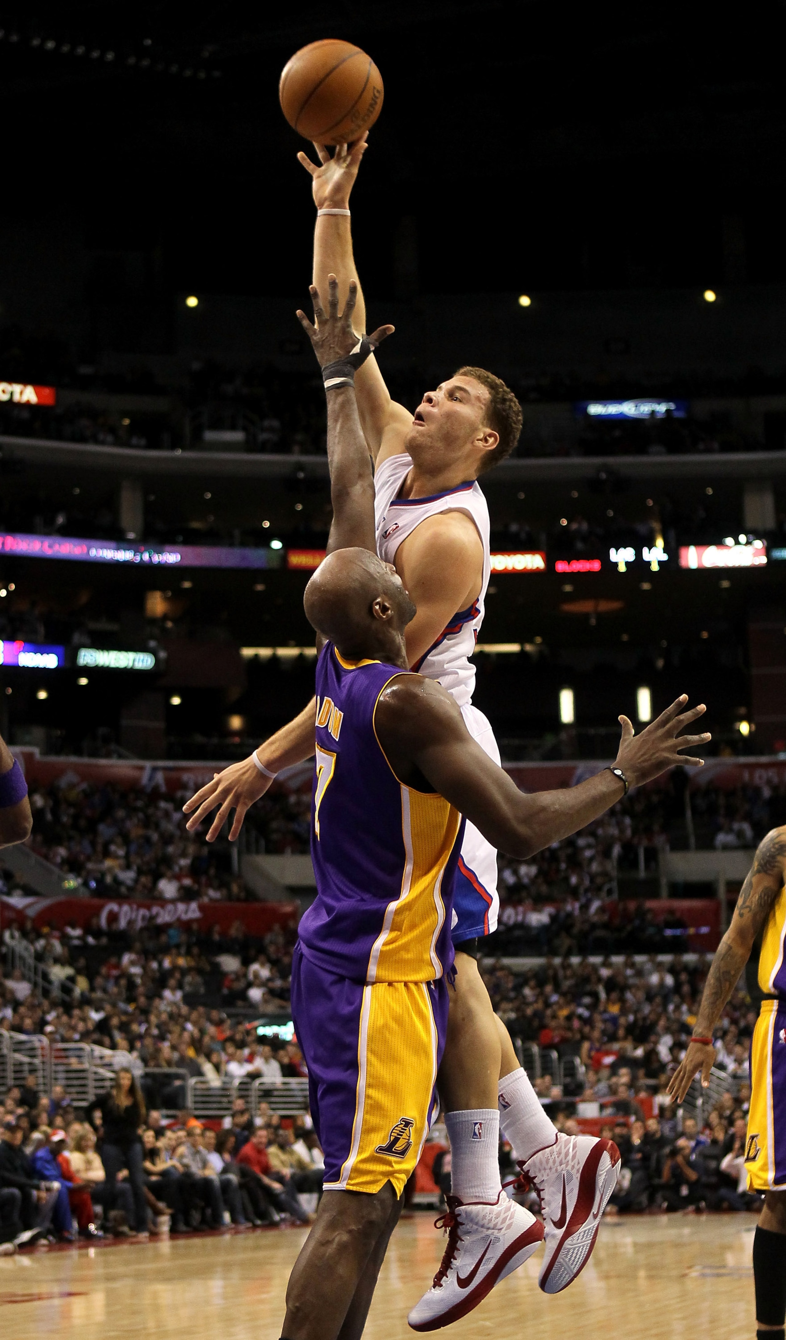 LOS ANGELES, CA - DECEMBER 08:  Blake Griffin #32 of the Los Angeles Clippers shoots over lamar Odom #7 of the Los Angeles Lakers at Staples Center on December 8, 2010 in Los Angeles, California. The Lakers won 87-86.  NOTE TO USER: User expressly acknowl