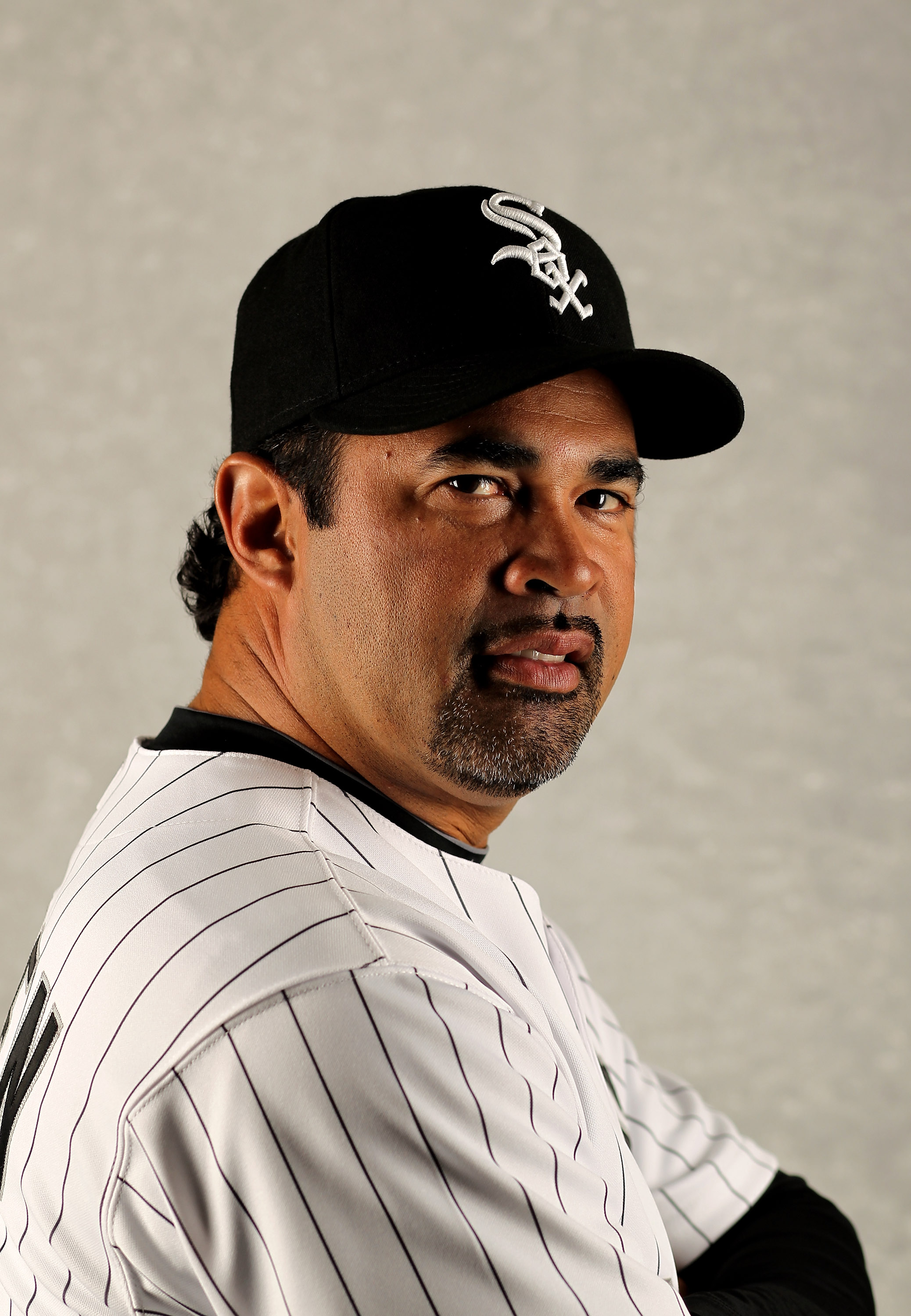 OZZIE GUILLEN Holding AMERICAN LEAGUE CHAMPIONSHIP TROPHY 8X10 PHOTO