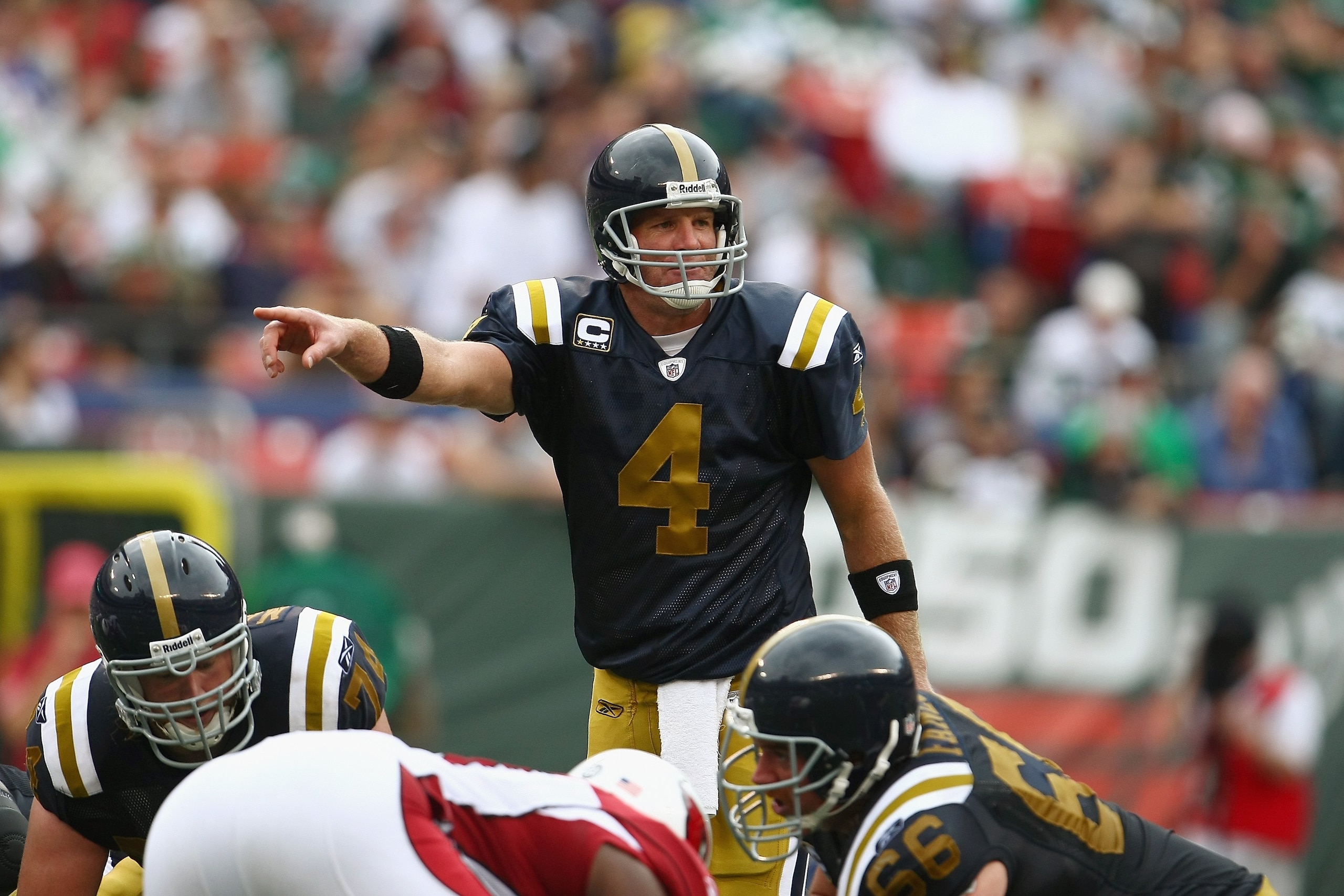 EAST RUTHERFORD, NJ - SEPTEMBER 28:  Brett Favre #4 of the New York Jets calls a play from the line against the Arizona Cardinals during the game on September 28, 2008 at Giants Stadium in East Rutherford, New Jersey. The Jets won 56-35. (Photo by Chris M
