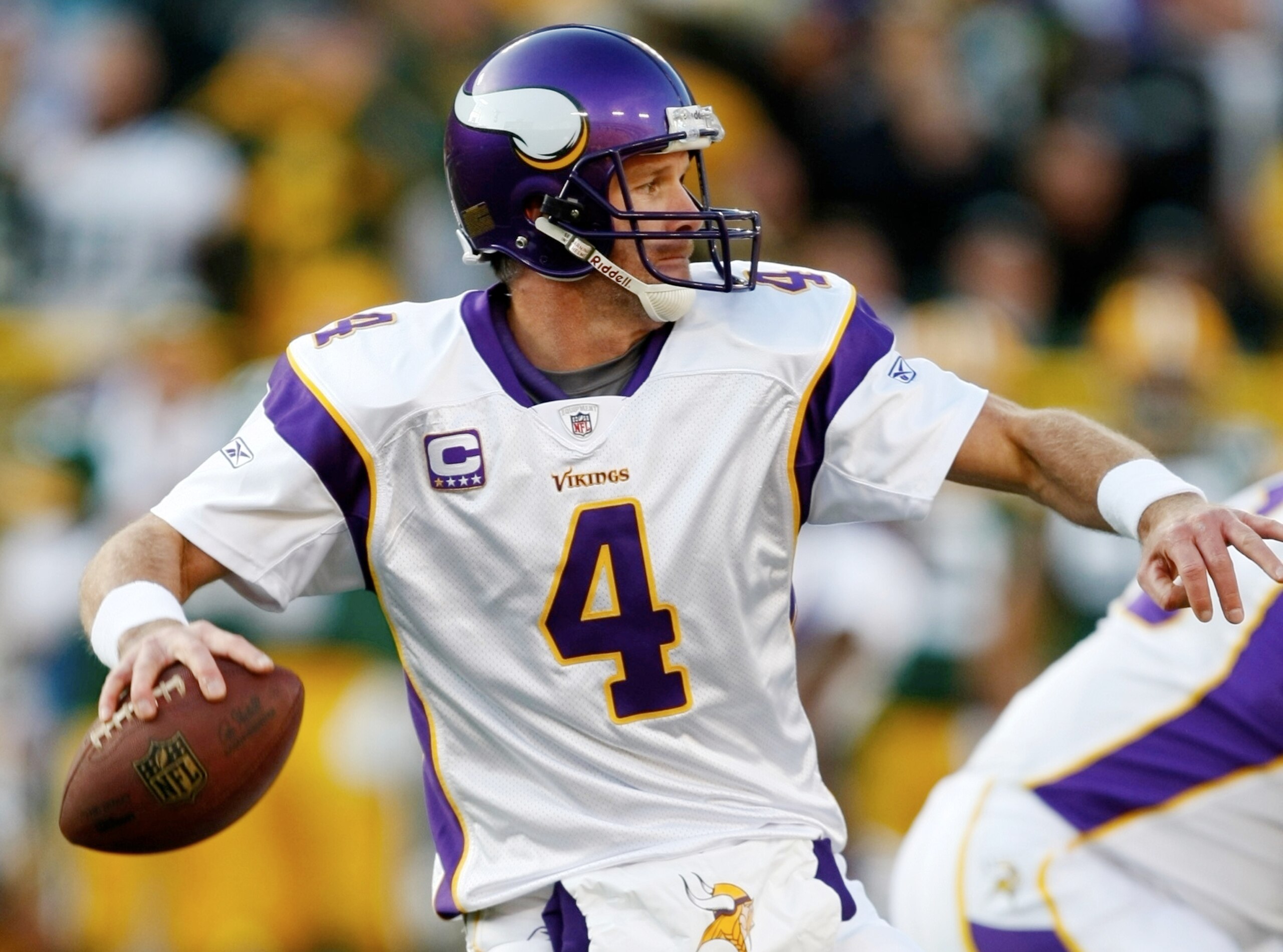 GREEN BAY, WI - NOVEMBER 01: Quarterback Brett Favre #4 of the Minnesota Vikings passes the ball during the first quarter of the game against the Green Bay Packers at Lambeau Field on November 1, 2009 in Green Bay, Wisconsin. (Photo by Scott Boehm/Getty I