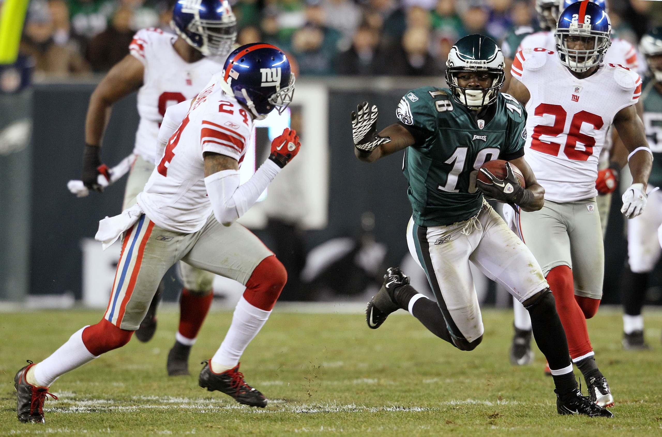 PHILADELPHIA, PA - NOVEMBER 21:  Jeremy Maclin #18 of the Philadelphia Eagles runs down field against Terrell Thomas #24 of the New York Giants at Lincoln Financial Field on November 21, 2010 in Philadelphia, Pennsylvania.  (Photo by Michael Heiman/Getty