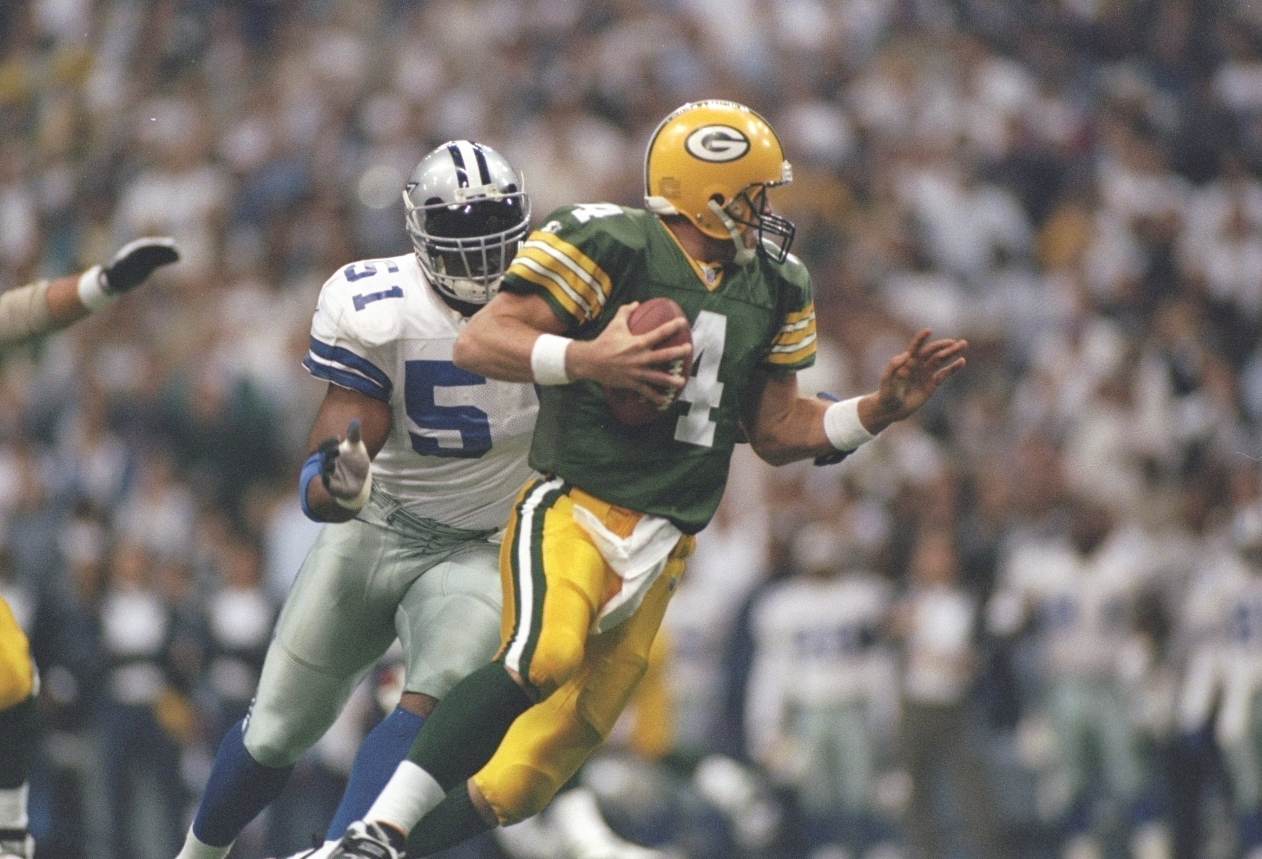 18 Nov 1996:  Linebacker Broderick Thomas of the Dallas Cowboys goes after Green Bay Packers quarterback Brett Favre during a game at Texas Stadium in Irving, Texas.  The Cowboys won the game, 21-6. Mandatory Credit: Brian Bahr  /Allsport