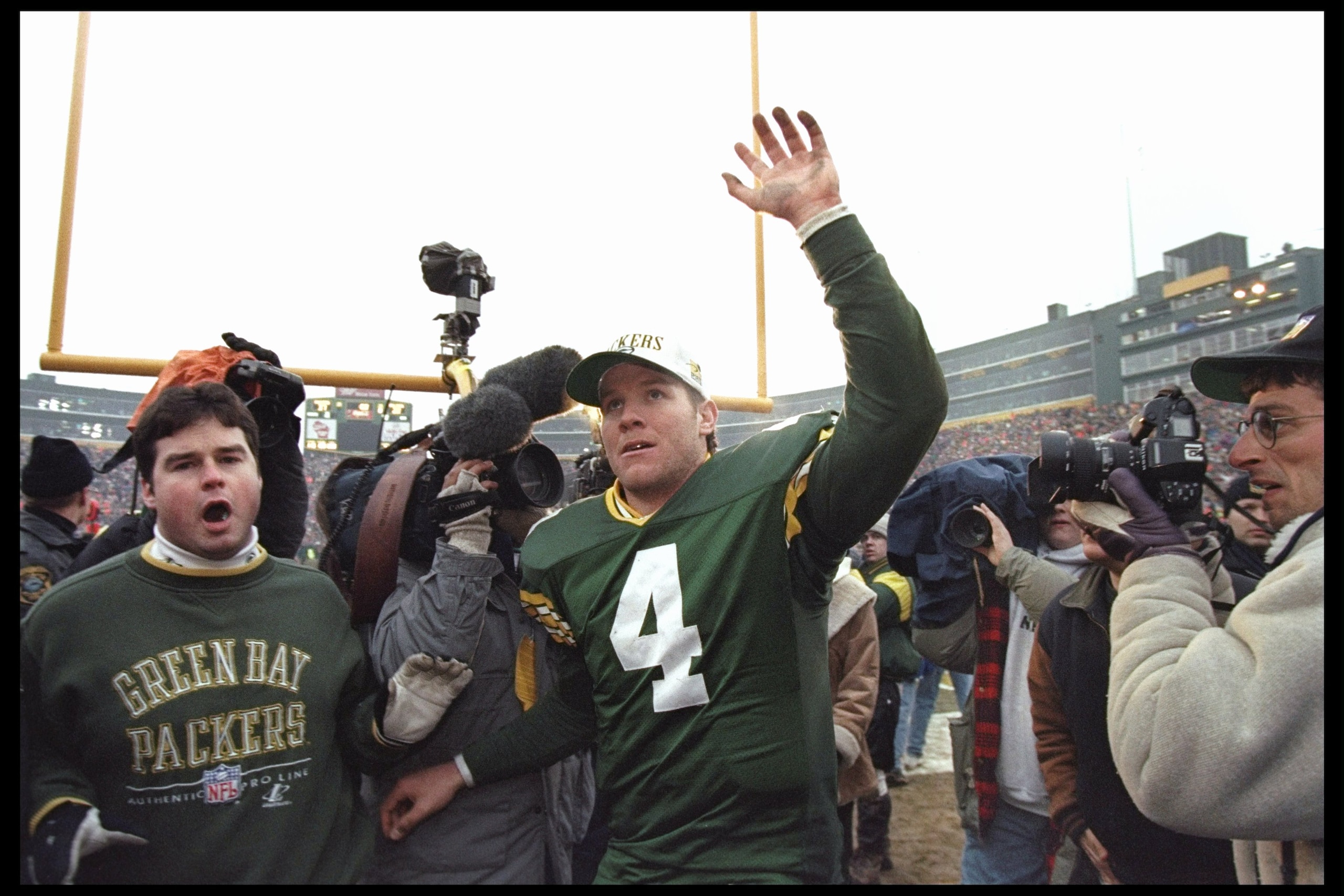31 Dec 1995:  Quarterback Brett Favre of the Green Bay Packers waves to crowd after a game against the Atlanta Falcons at Lambeau Field in Green Bay, Wisconsin.  The Packers won the game 37-20. Mandatory Credit: Brian Bahr  /Allsport