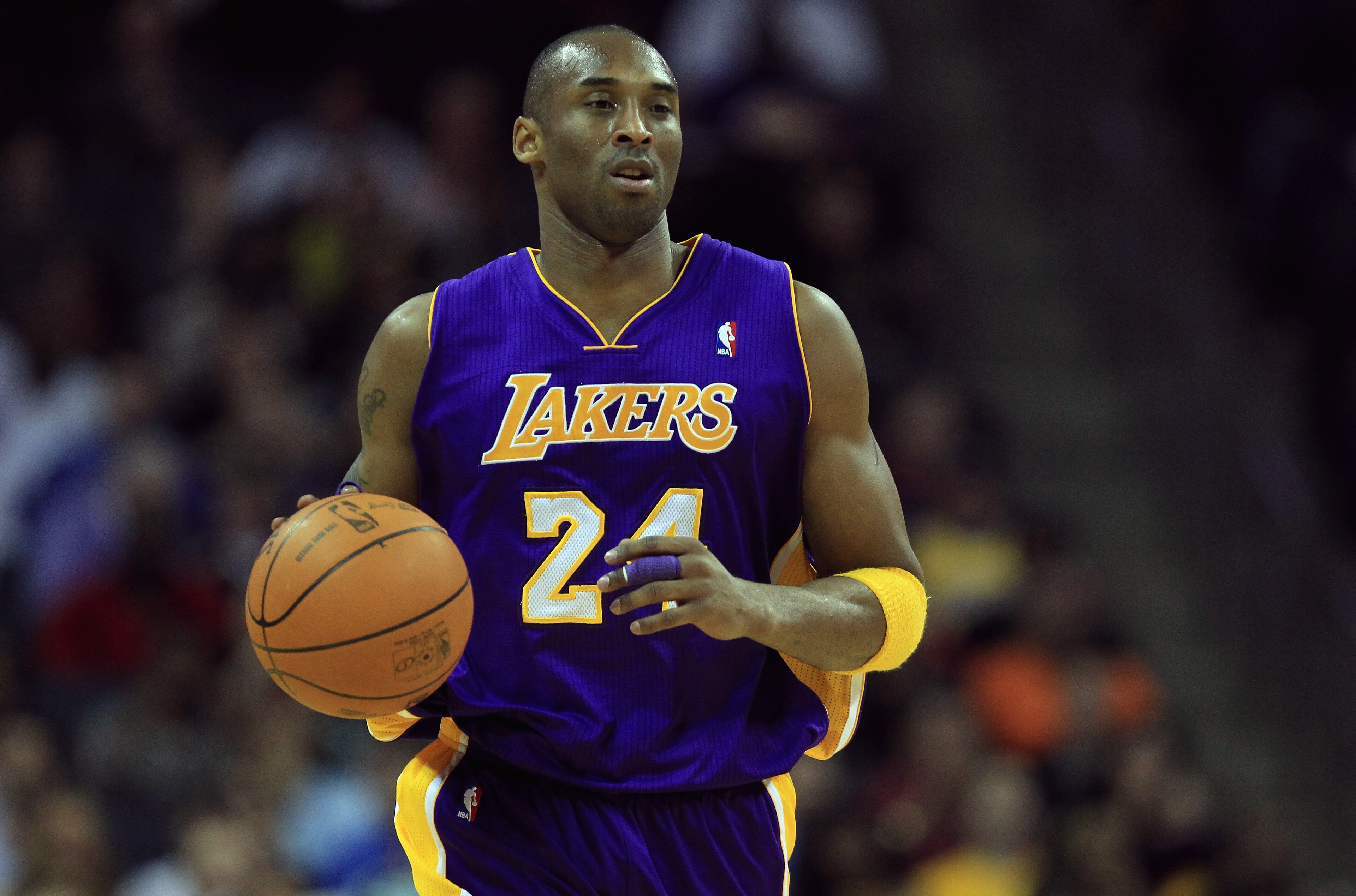CHARLOTTE, NC - FEBRUARY 14:  Kobe Bryant #24 of the Los Angeles Lakers dribbles the ball up the court against the Charlotte Bobcats during their game at Time Warner Cable Arena on February 14, 2011 in Charlotte, North Carolina. NOTE TO USER: User express