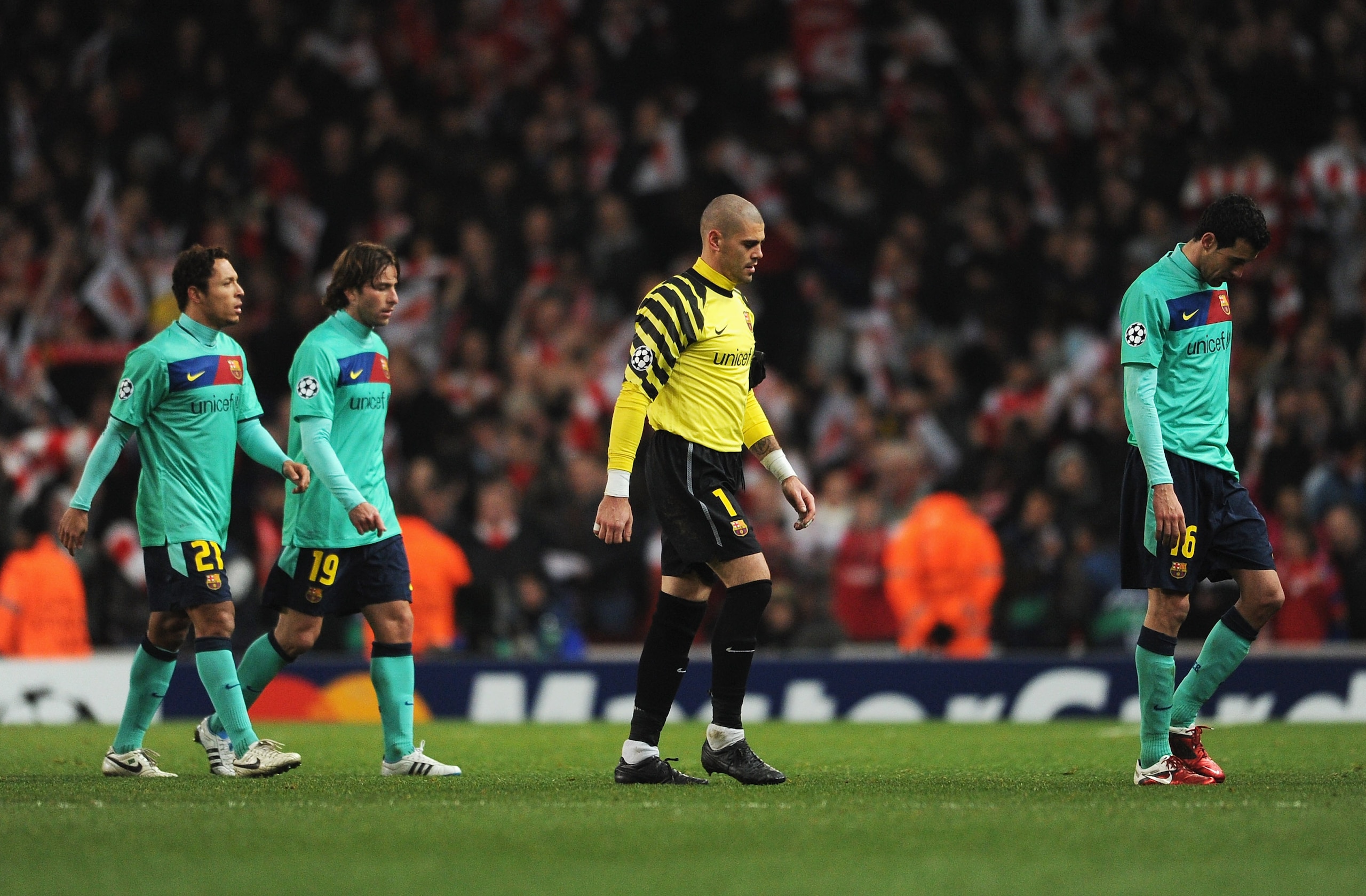 LONDON, ENGLAND - FEBRUARY 16:  Goalkeeper Victor Valdes of Barcelona looks dejected with team mates after the UEFA Champions League round of 16 first leg match between Arsenal and Barcelona at the Emirates Stadium on February 16, 2011 in London, England.