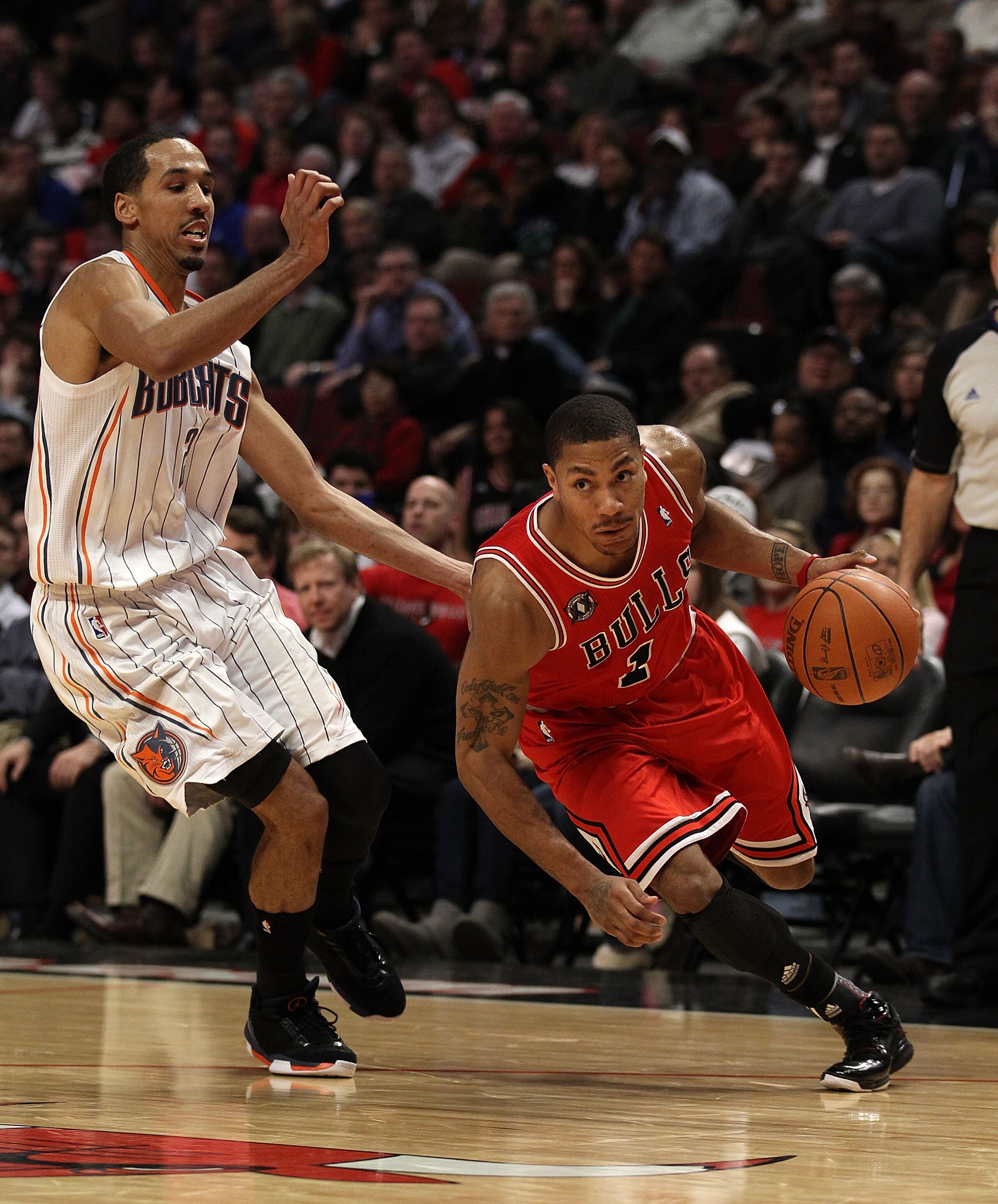 CHICAGO, IL - FEBRUARY 15: Derrick Rose #1 of the Chicago Bulls drives past Shaun Livingston #2 of the Charlotte Bobcats at the United Center on February 15, 2011 in Chicago, Illinois. The Bulls defeated the Bobcats 106-94. NOTE TO USER: User expressly ac