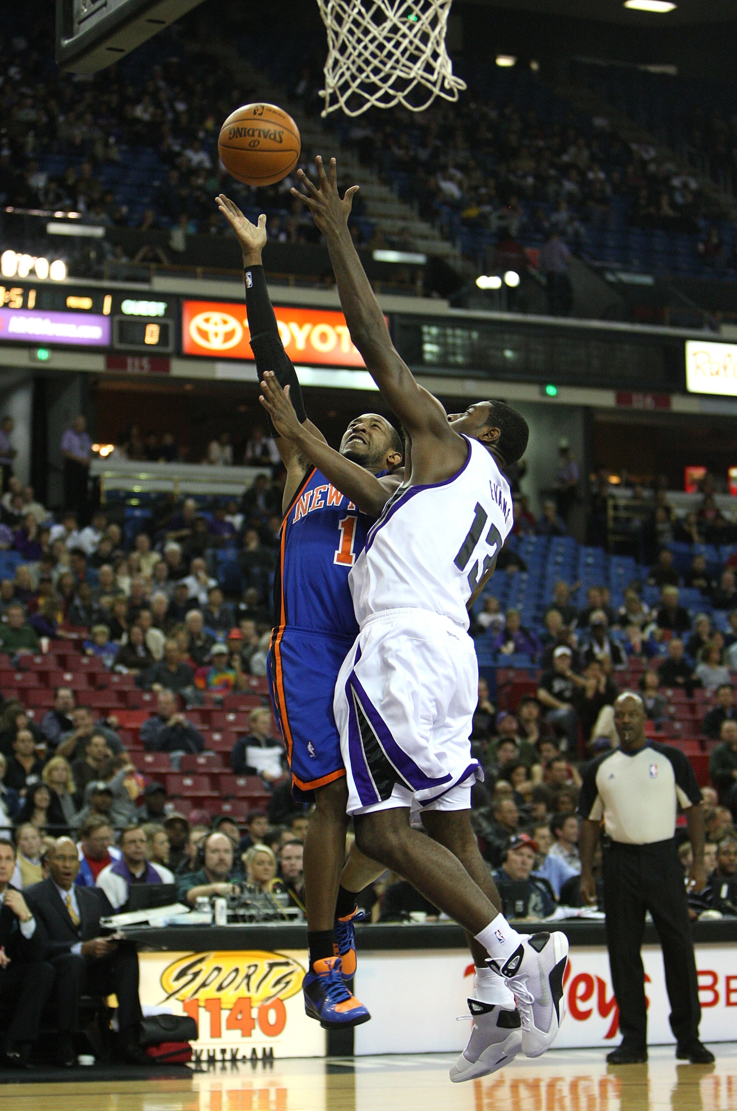 SACRAMENTO, CA - NOVEMBER 25:  Chirs Duhon #1 of the New York Knicks shoots against Tyreke Evans #13 of the Sacramento Kings on November 25, 2009 at ARCO Arena in Sacramento, California. NOTE TO USER: User expressly acknowledges and agrees that, by downlo