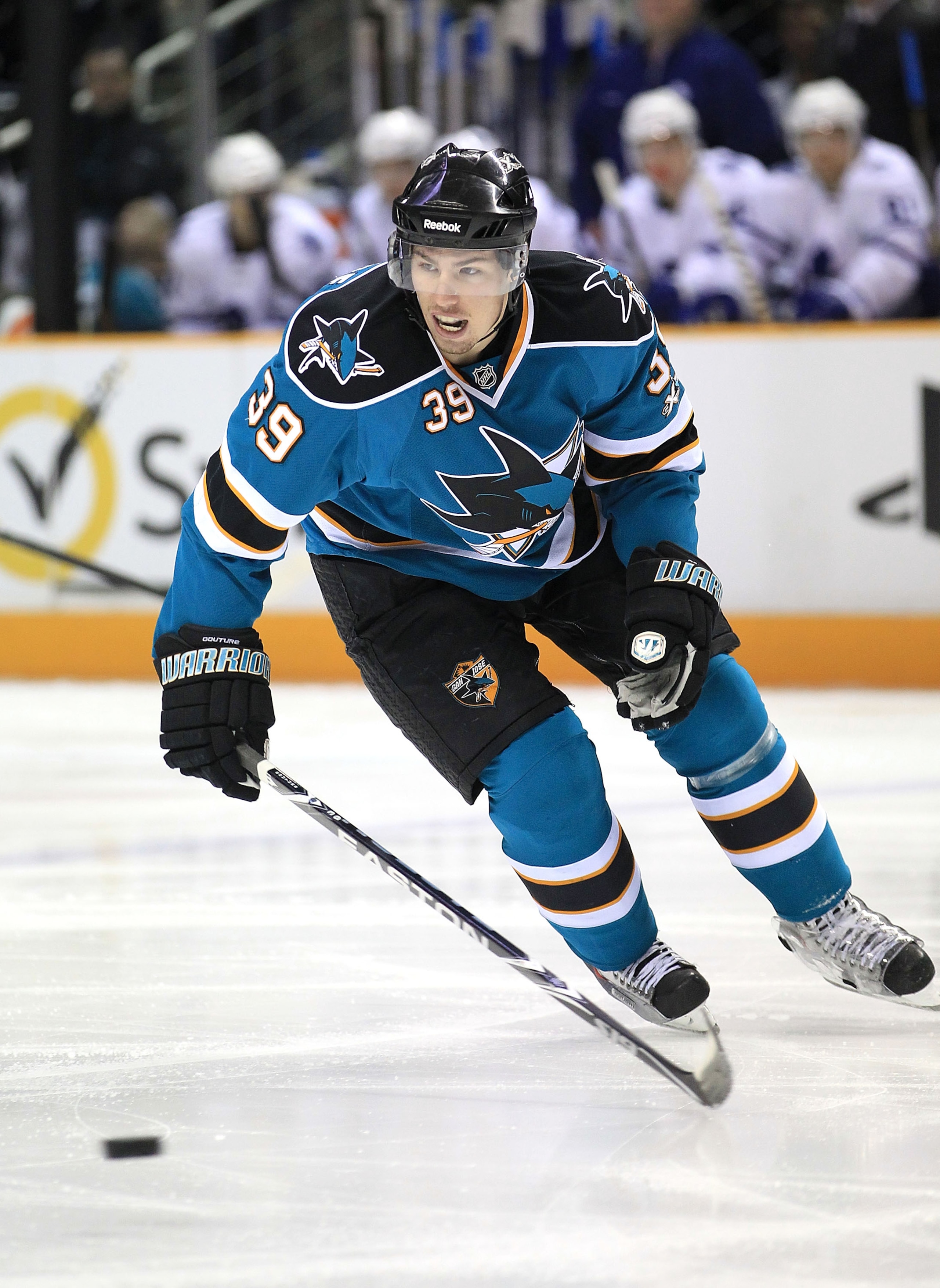 SAN JOSE, CA - JANUARY 11:  Logan Couture #39 of the San Jose Sharks in action against the Toronto Maple Leafs at HP Pavilion on January 11, 2011 in San Jose, California.  (Photo by Ezra Shaw/Getty Images)