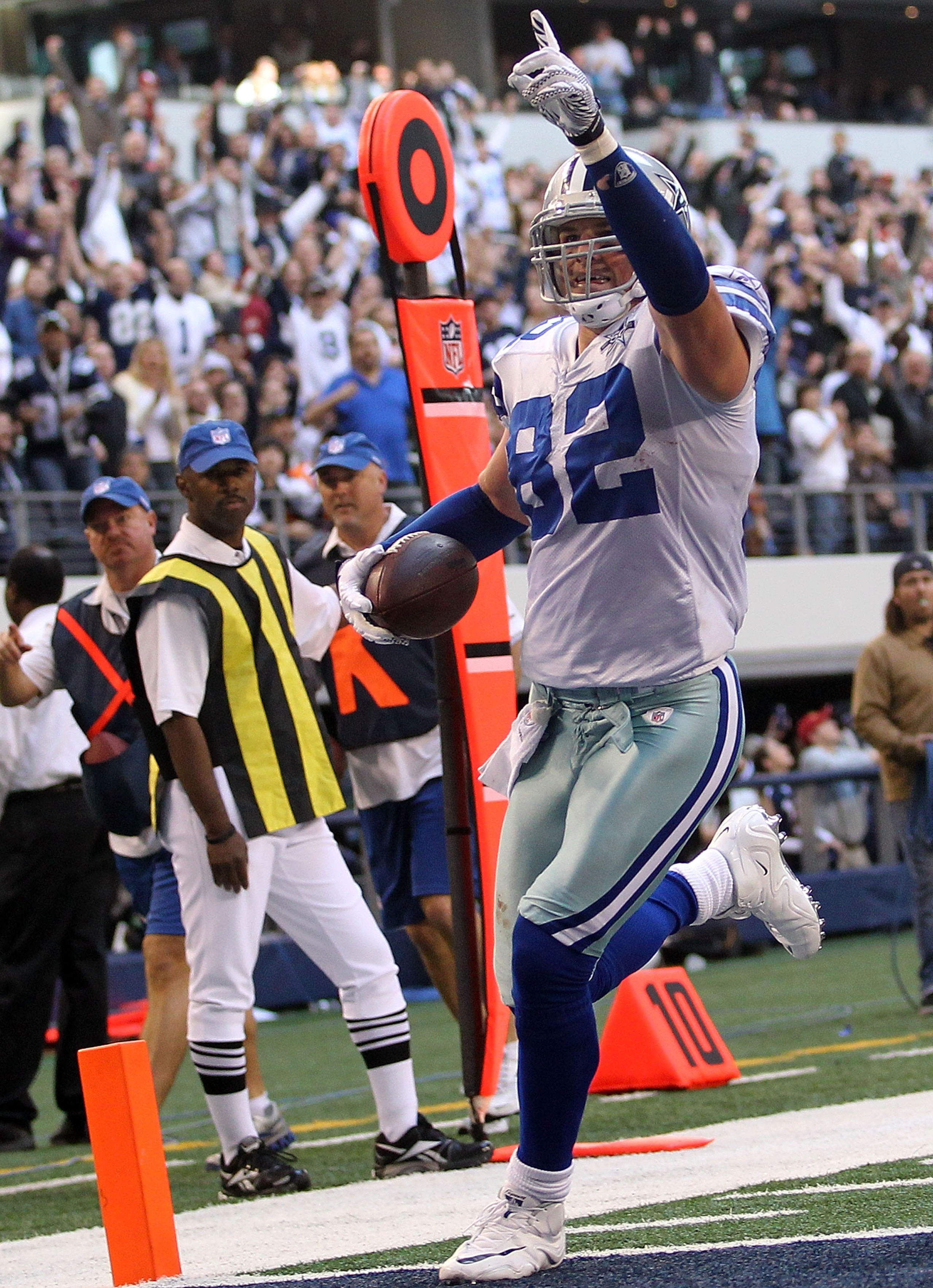 ARLINGTON, TX - DECEMBER 19:  Tight end Jason Witten #82 of the Dallas Cowboys scores a touchdown against the Washington Redskins at Cowboys Stadium on December 19, 2010 in Arlington, Texas.  (Photo by Ronald Martinez/Getty Images)