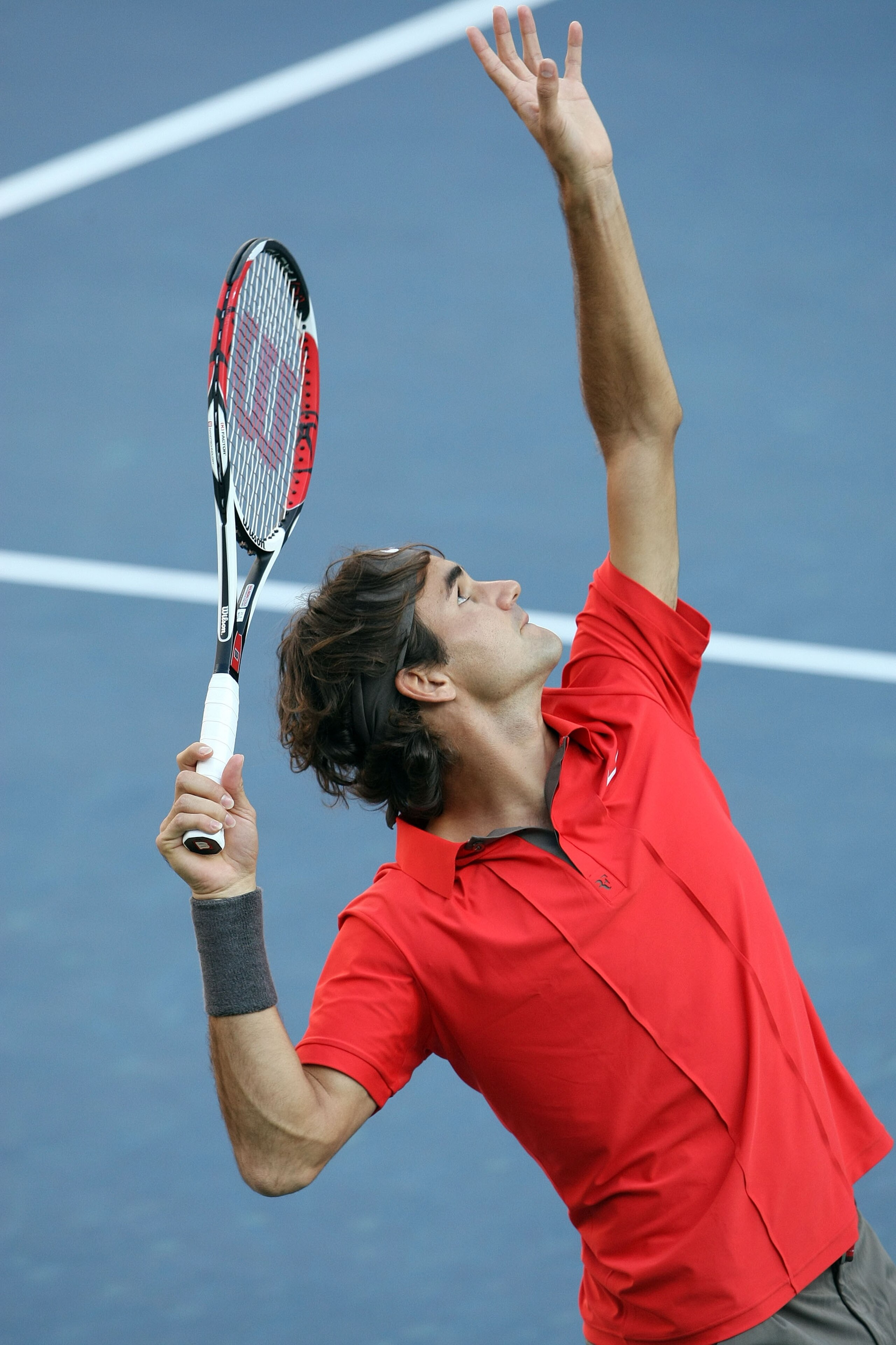 NEW YORK - SEPTEMBER 08:  Roger Federer of Switzerland serves to Andy Murray of the United Kingdom during 2008 U.S. Open Men's Championship Match in Arthur Ashe Stadium at the USTA Billie Jean King National Tennis Center on September 8, 2008 in the Flushi