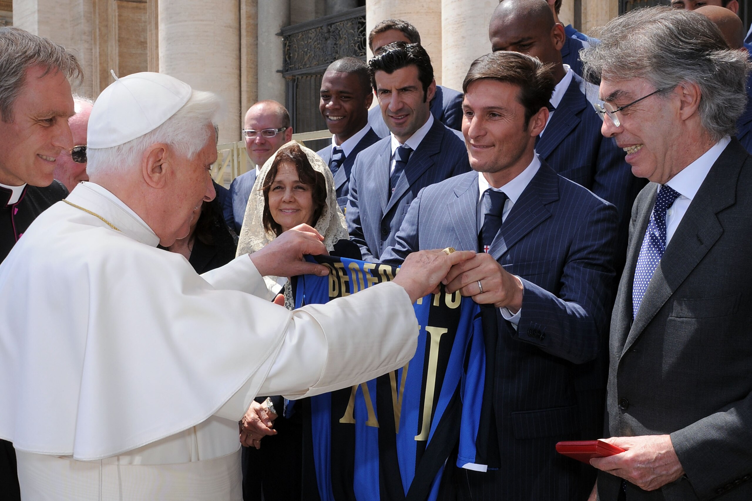 VATICAN CITY, VATICAN - MAY 08:  Pope Benedict's XVI receives the t-shirt of the Inter Football Club from the captain Xavier Zanetti, President Massimo Moratti and Luis Figo at the end during his weekly audience at St. Peter's Square May 8, 2008 in Vatica